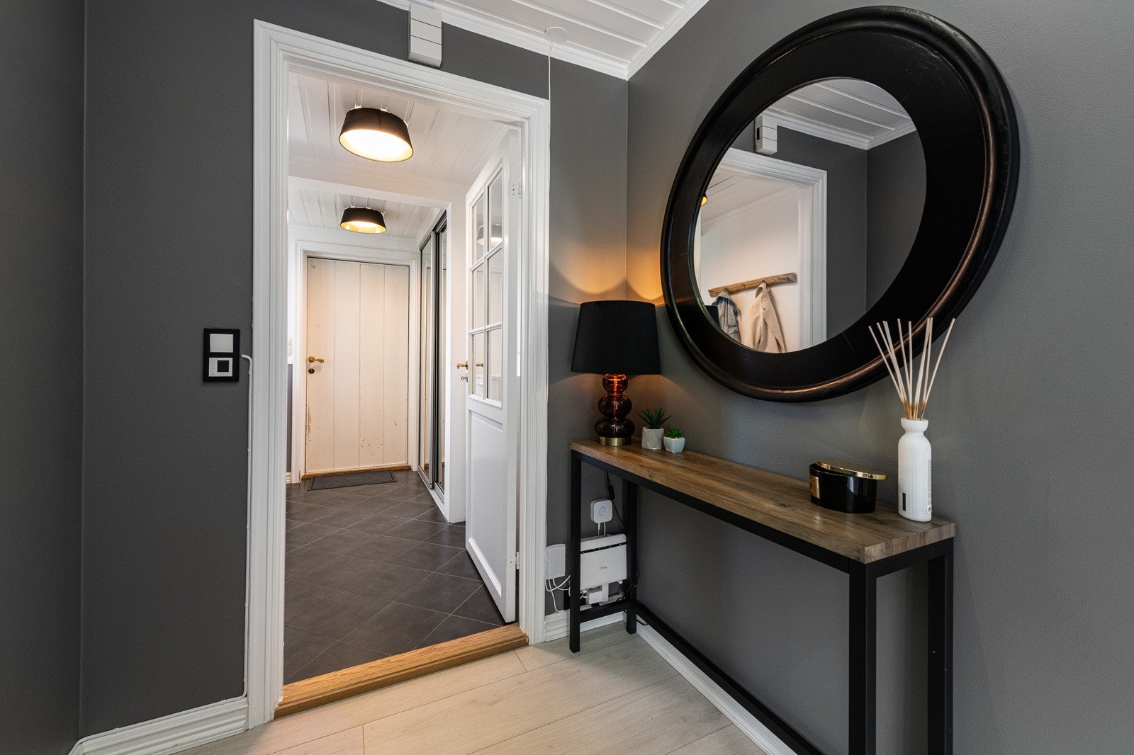 Boligen har en praktisk planløsning, er lyst innredet og holder en moderne standard. Galleribilde