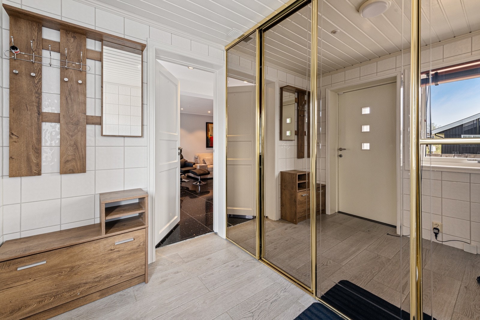 Entré gir et godt førsteinntrykk av underetasjen, med god plass til å sette fra seg sko og yttertøy. Galleribilde