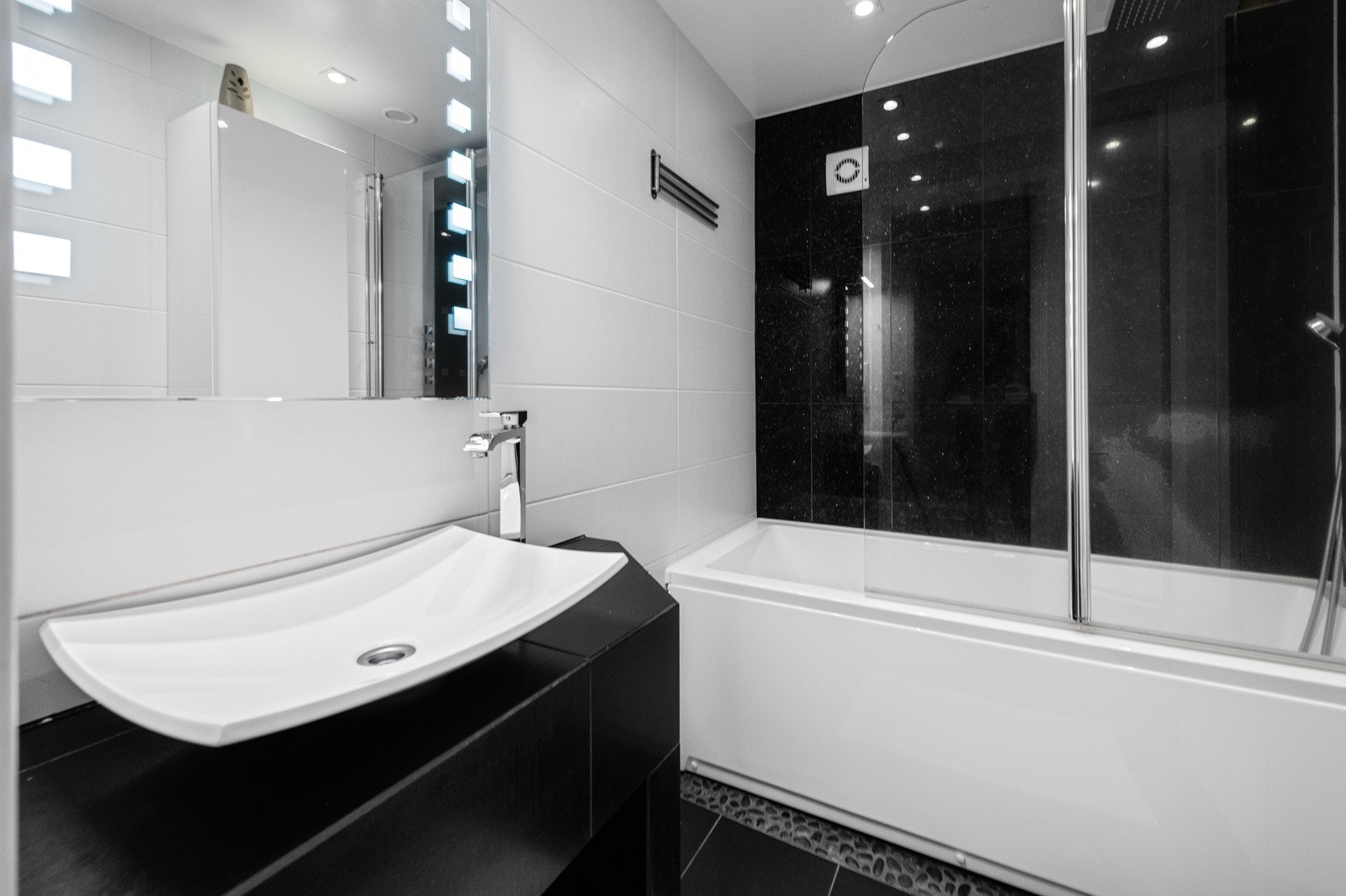 Badet i underetasjen er holdt med lyse og moderne farger. Galleribilde