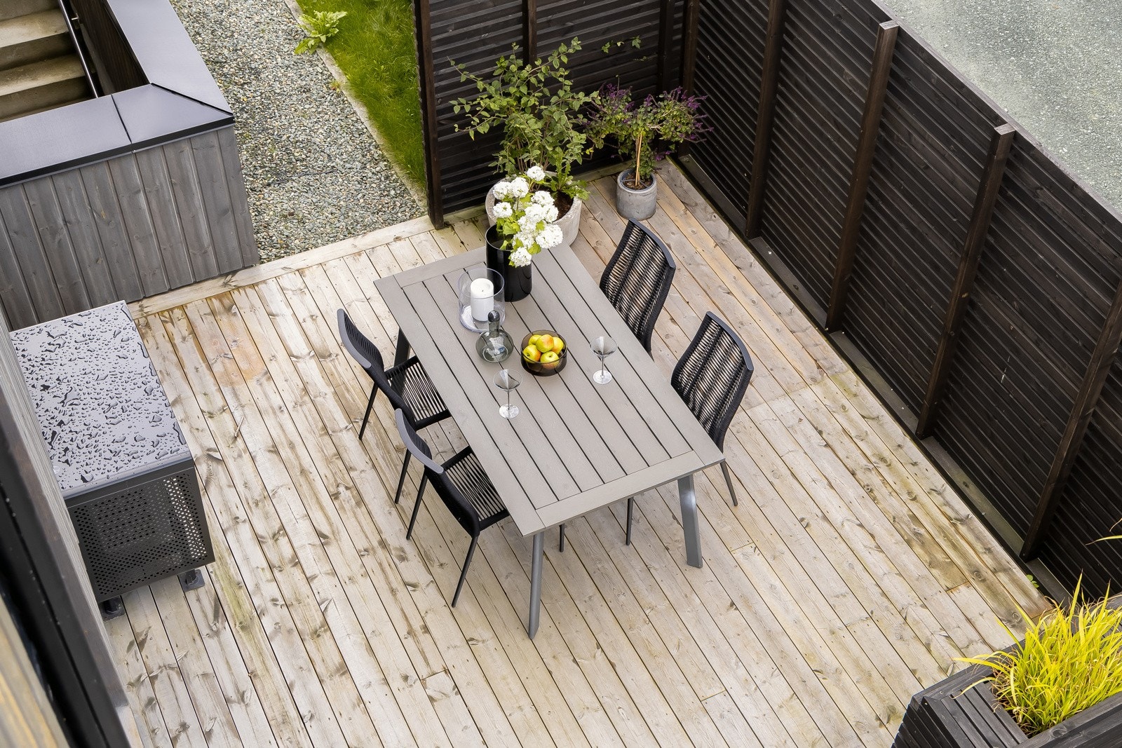 Terrasse ved siden av huset. Galleribilde