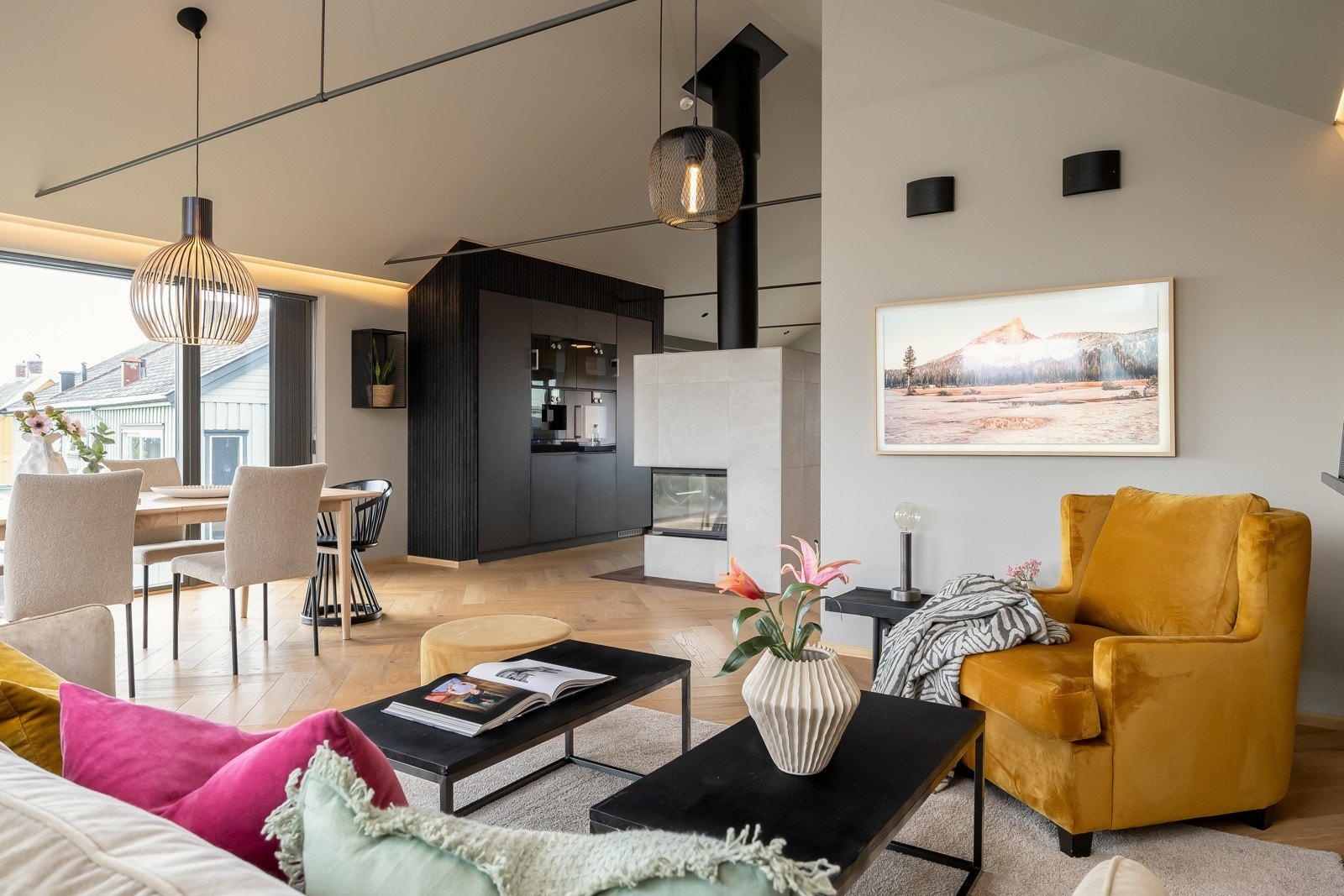 Flott rentbrennende peisovn gir sammen med varmepumpe en behagelig oppvarming av etasjeplanet. Galleribilde