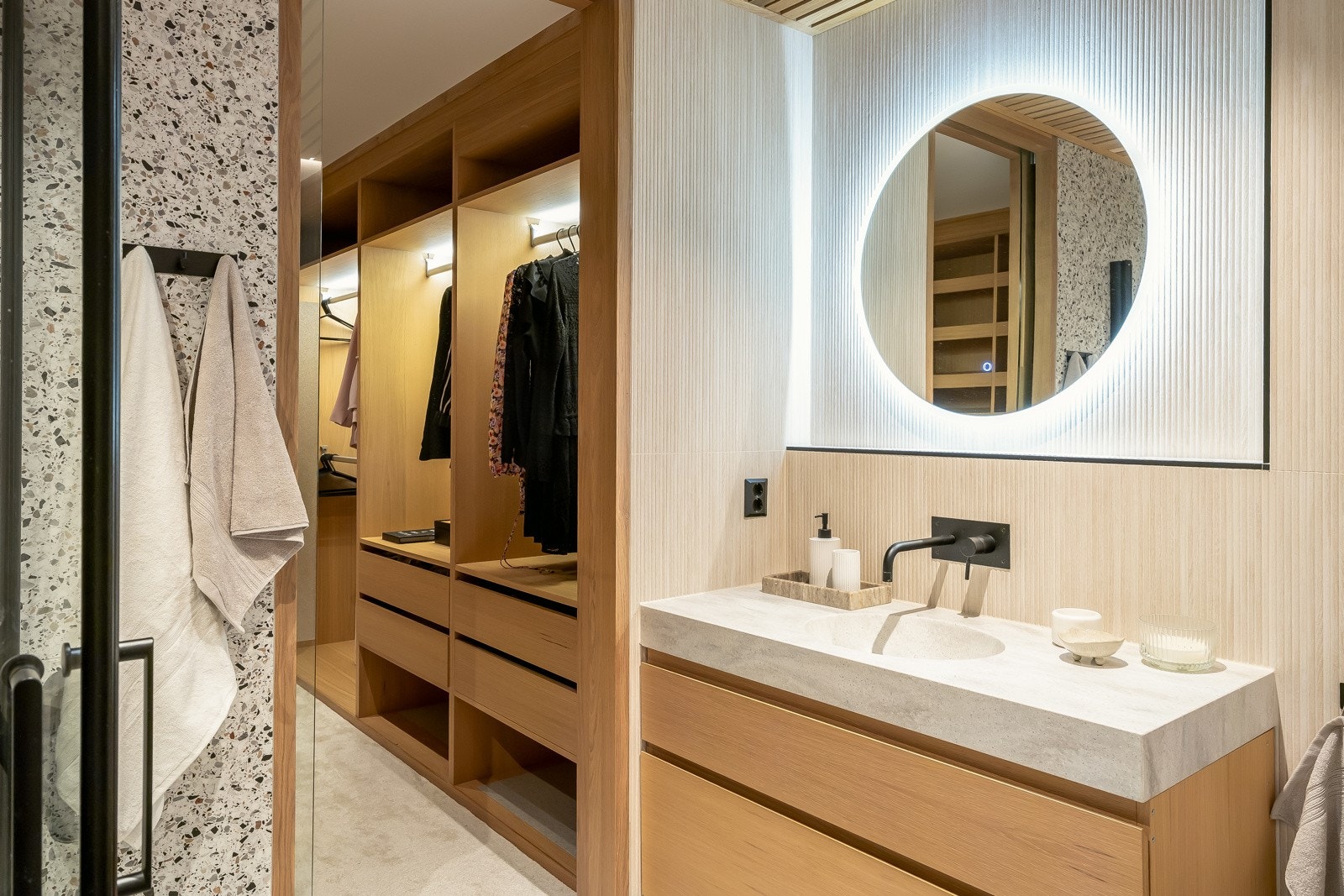 Bad tilknyttet masteravdelingen er romslig med lagringsrikt baderomsmøbel, flotte fliser på vegger og gulv i duse farger. Galleribilde