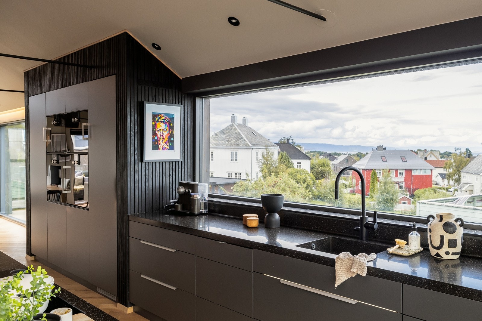 Fin utsikt fra kjøkkenvinduet. Galleribilde