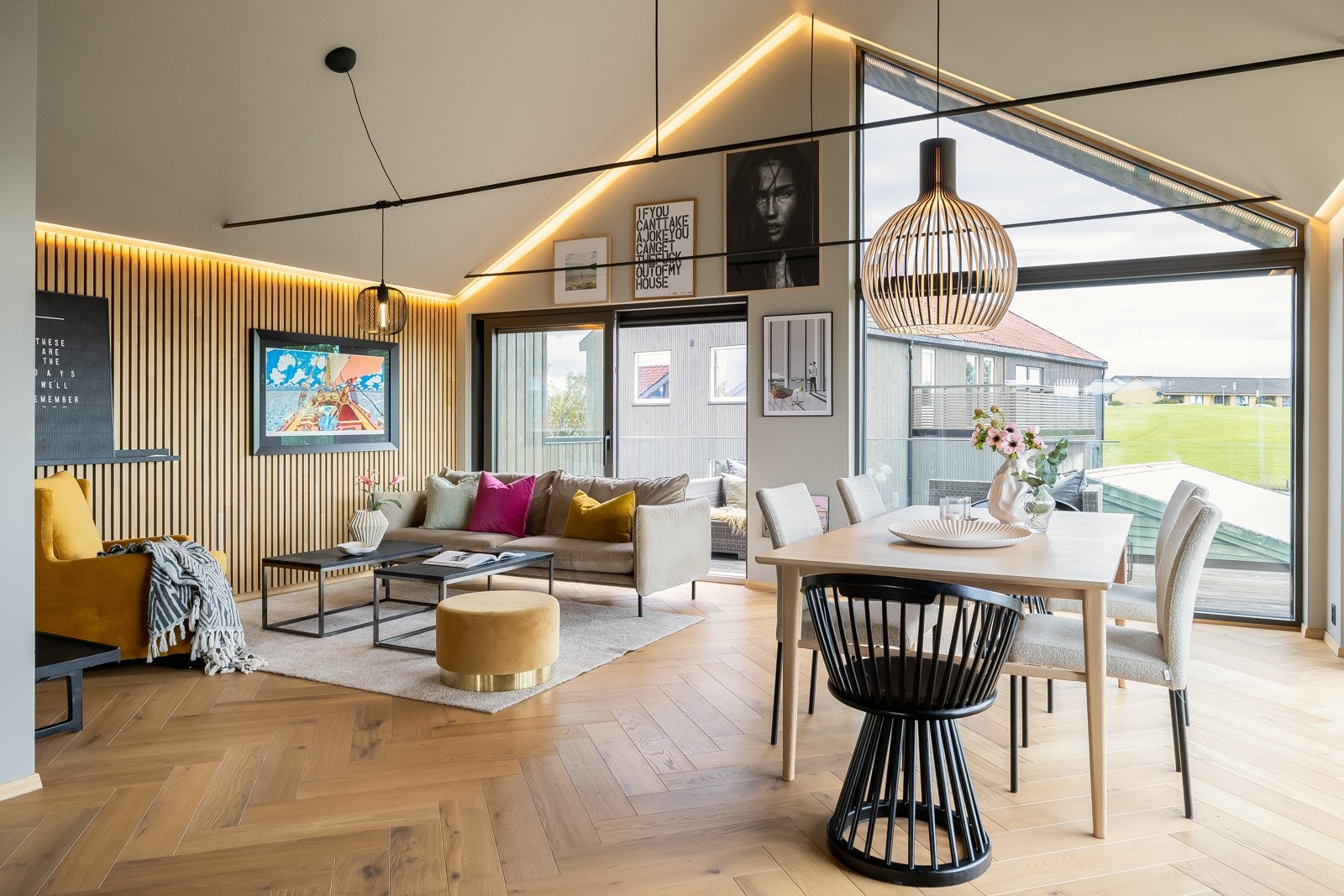 Hovedetasjen har store vinduer fra gulv til tak med flott gjennomlys. Galleribilde