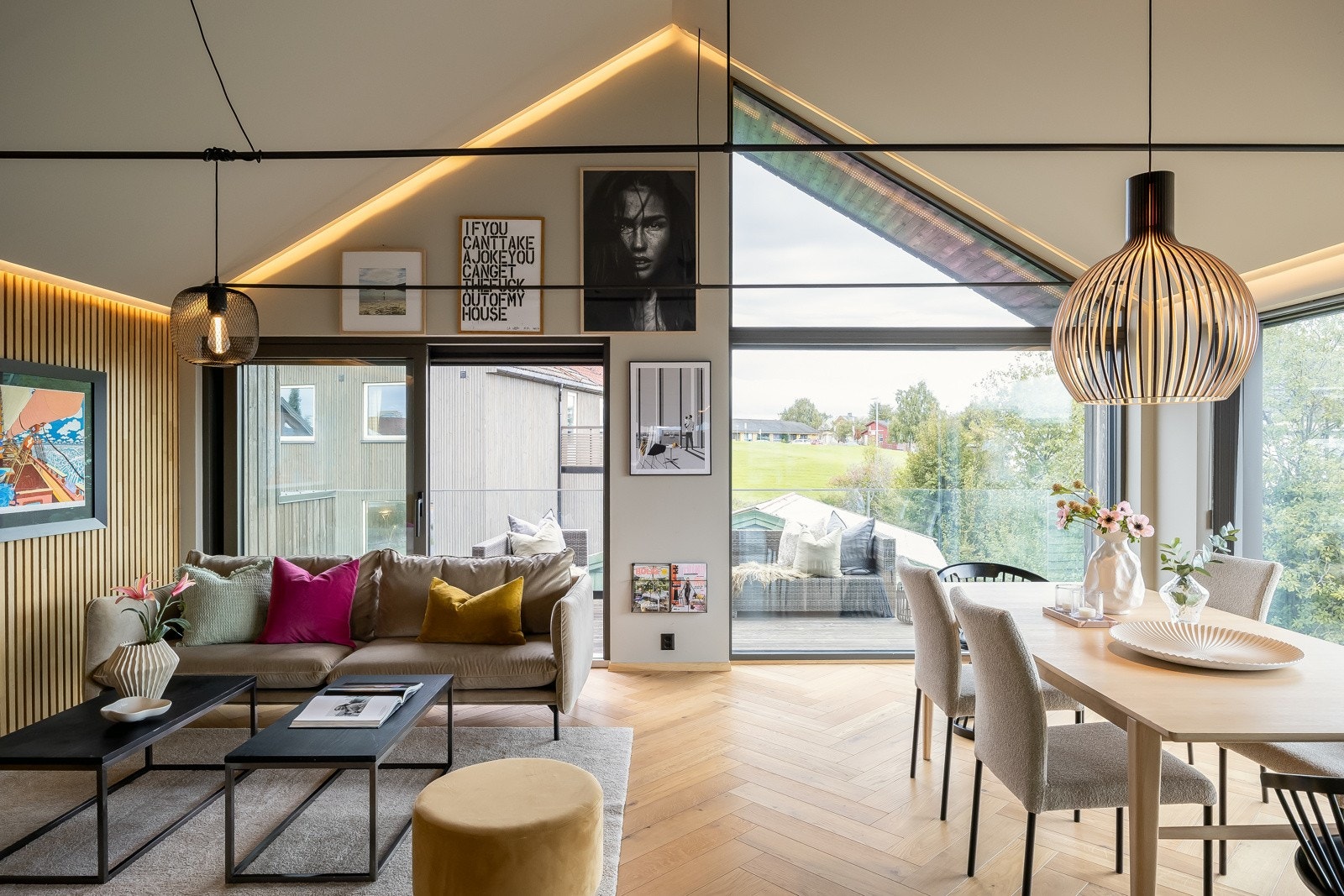 Den høye himlingen gir hovedetasjen en romslig følelse. Galleribilde