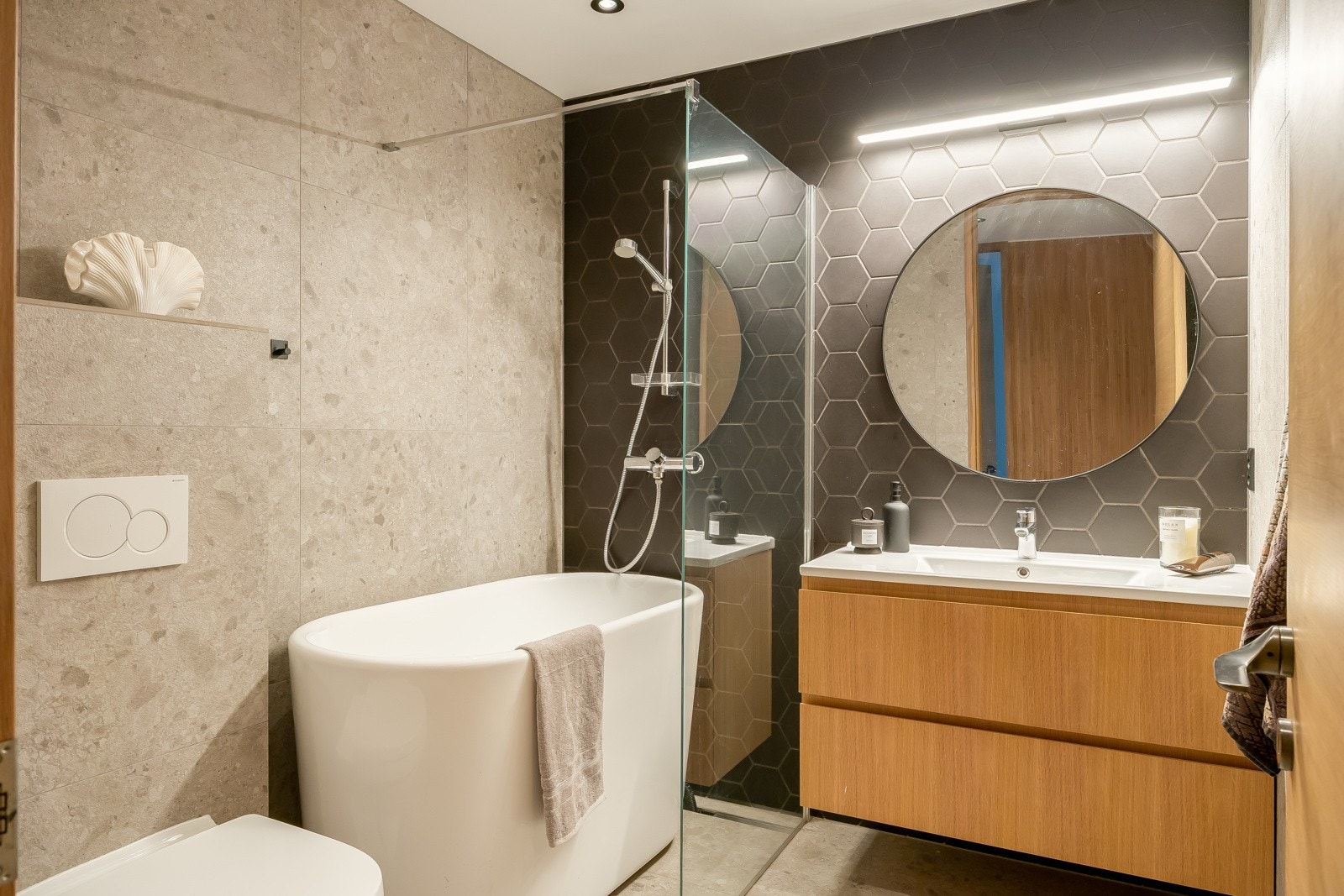 Lekkert bad i 1. etasje er familietilpasset med badekar. Galleribilde