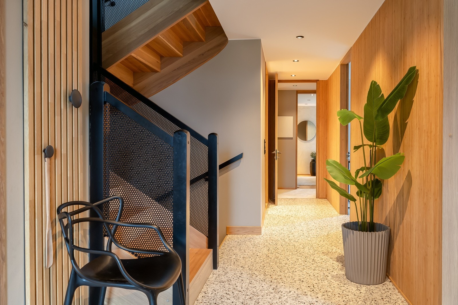 Allerede ved inngangsdøren får man inntrykk av kvaliteten, og de gjennomtenkte løsningene som boligen innehar. Galleribilde