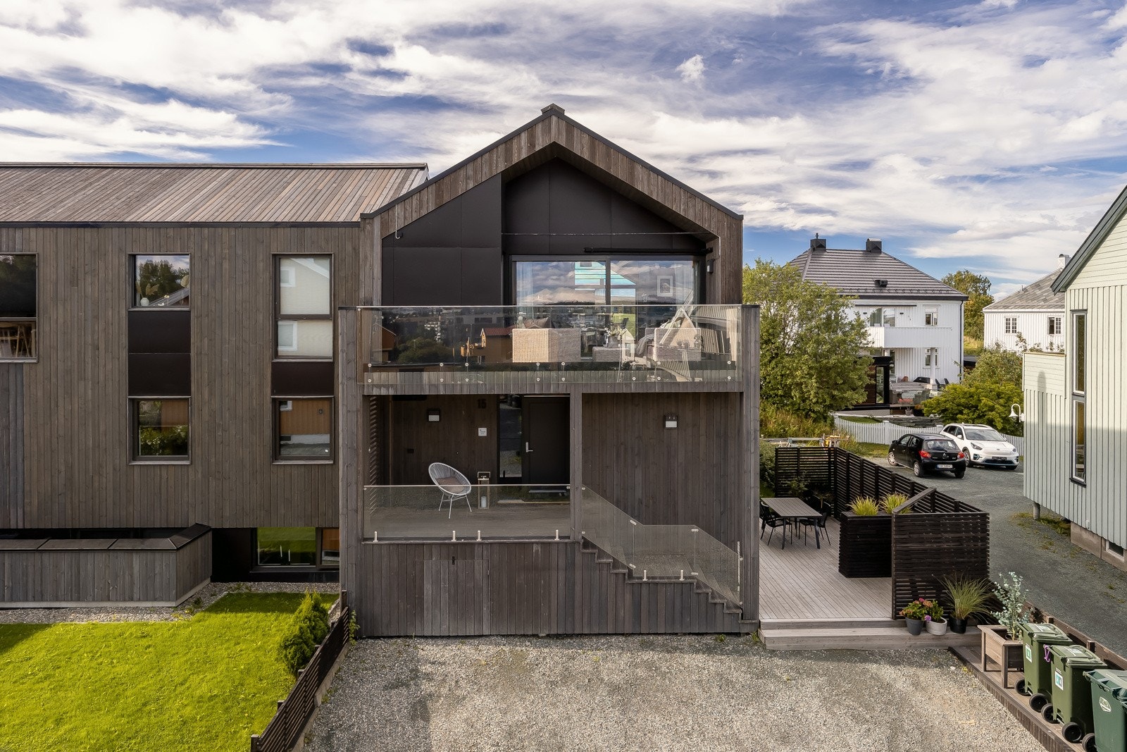 Gårdplassen har plass til flere biler. Under inngangs trappa er det etablert bod, her er det plass til feks sykkler (småe og store) samt øvrig lagring. Galleribilde