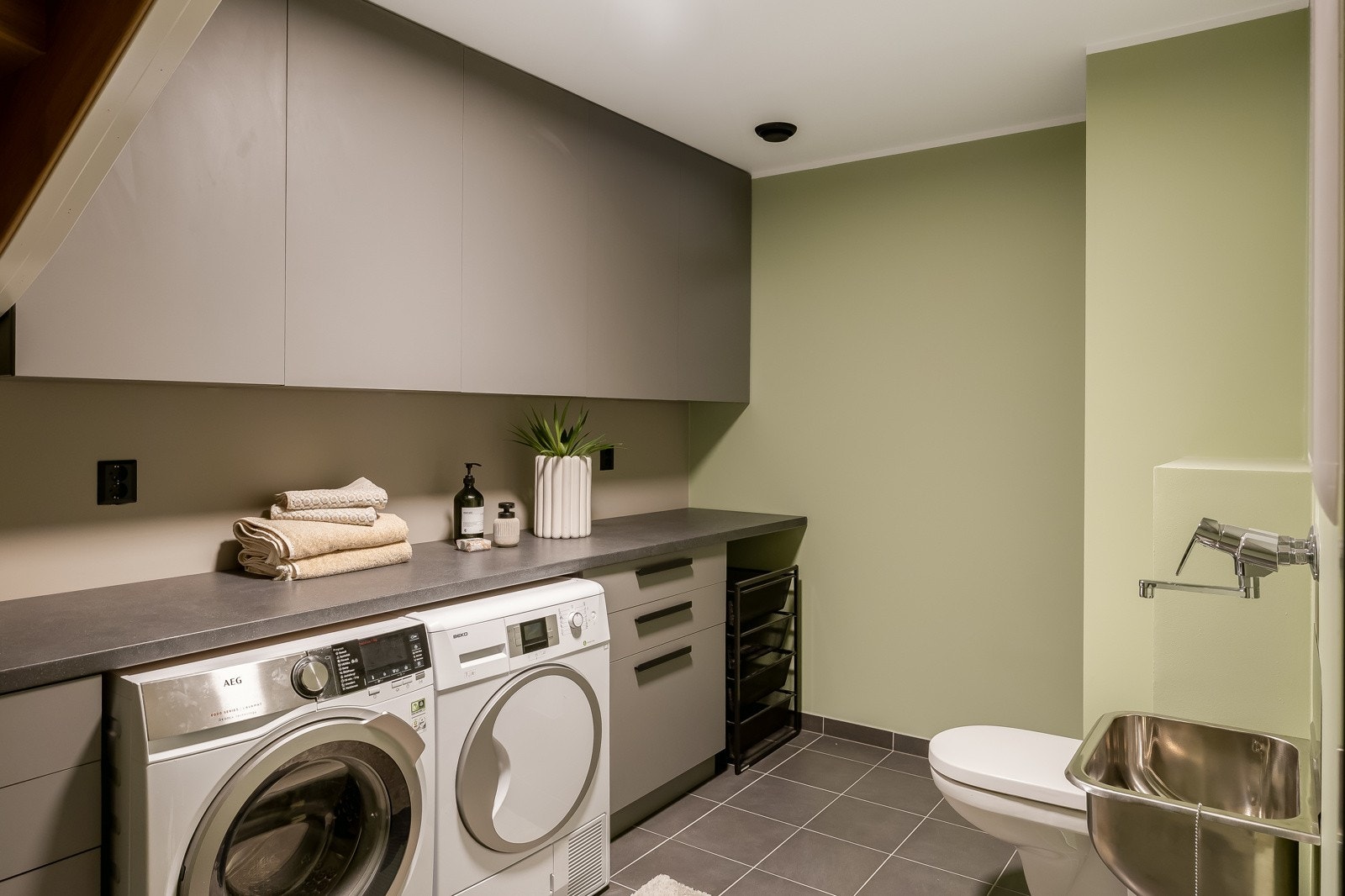 I 1. etasje ligger et praktisk vaskerom. Vaskerommet er romslig og man god plass til å tørke klær. Galleribilde