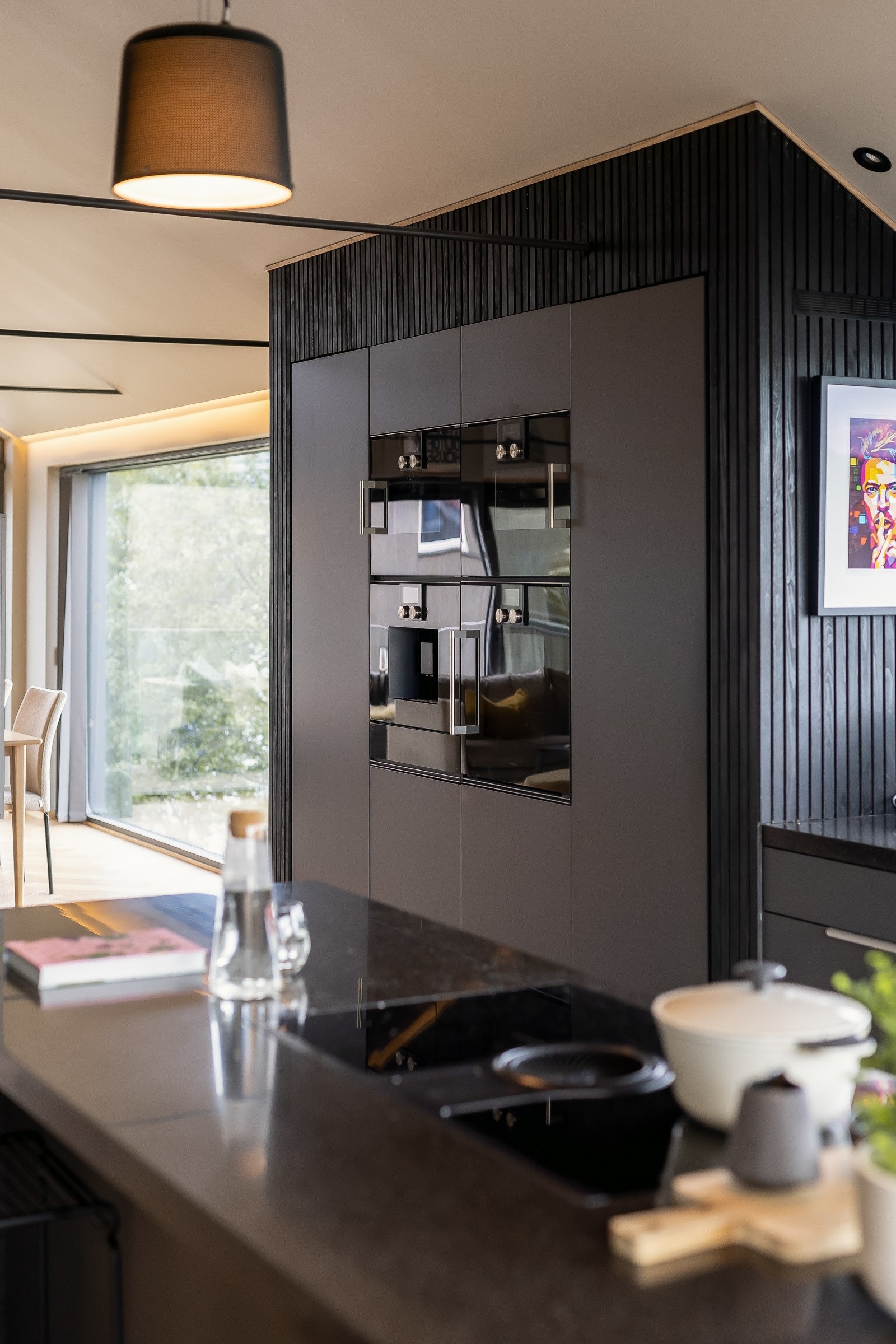 Kjøkkenet har blant annet stekeovn, dampovn, vakuumskuffe, induksjonstopp med integrert ventilator, innebygd kjøleskap og fryseskap samt integrert oppvaskmaskin. Galleribilde