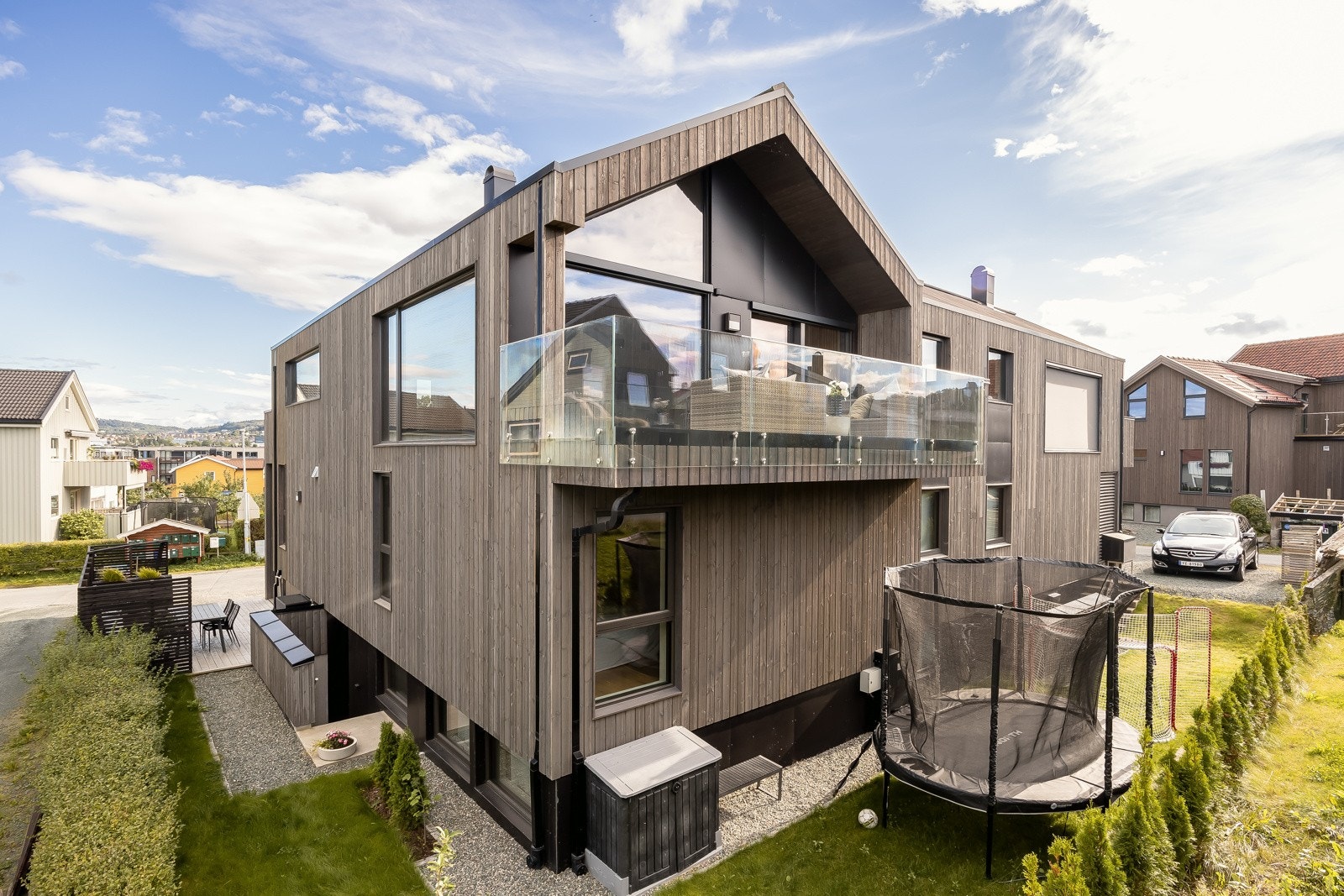 Tomta er akkurat passe stor til hverdagsbruk med små barn og har plass til trampoline. Galleribilde