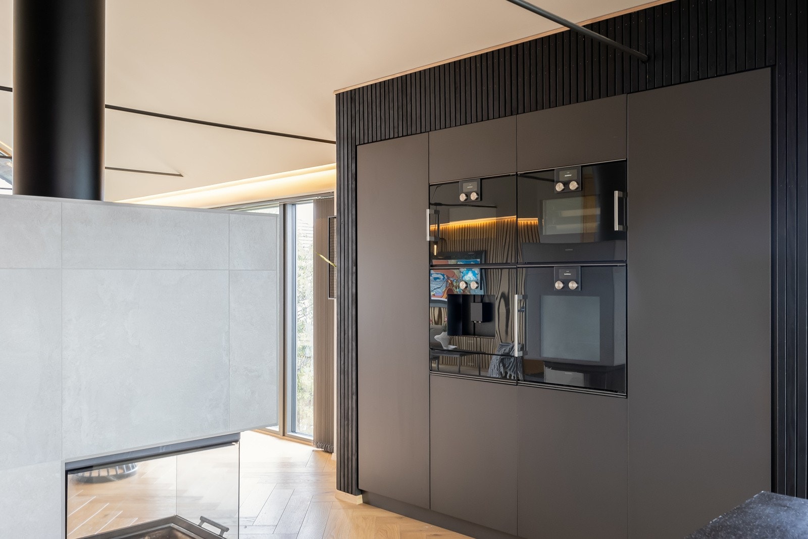 kjøkkenet har innbygd flere himlingshøye ståskap med masse skapplass. Galleribilde