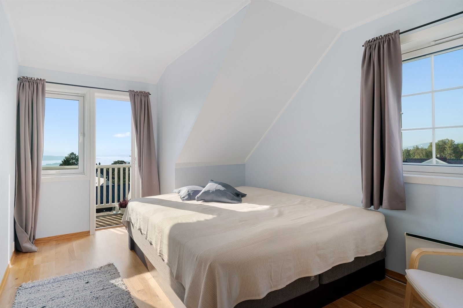 Romslig soverom med store vindusflater. Galleribilde