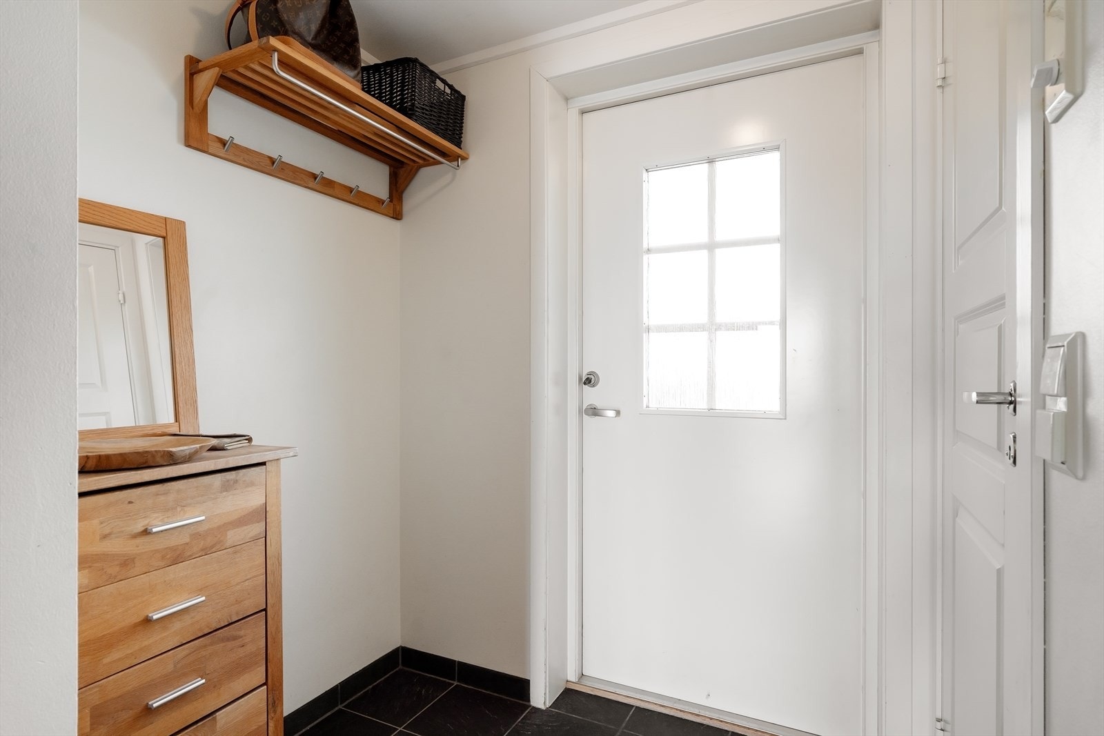 Flislagt entrè med mulighet for oppbevaringsmøblement. Galleribilde