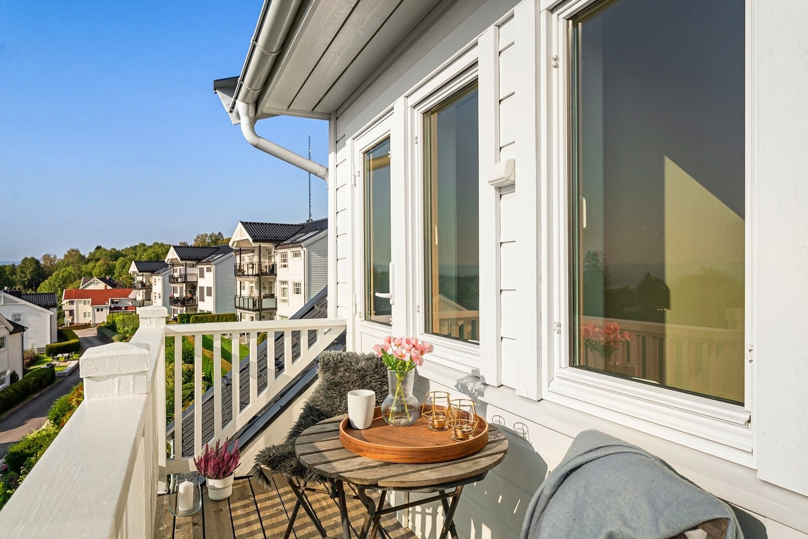 Fra soverommet er det utgang til en balkong på ca. 3,6 m² med plass til møblement. Galleribilde