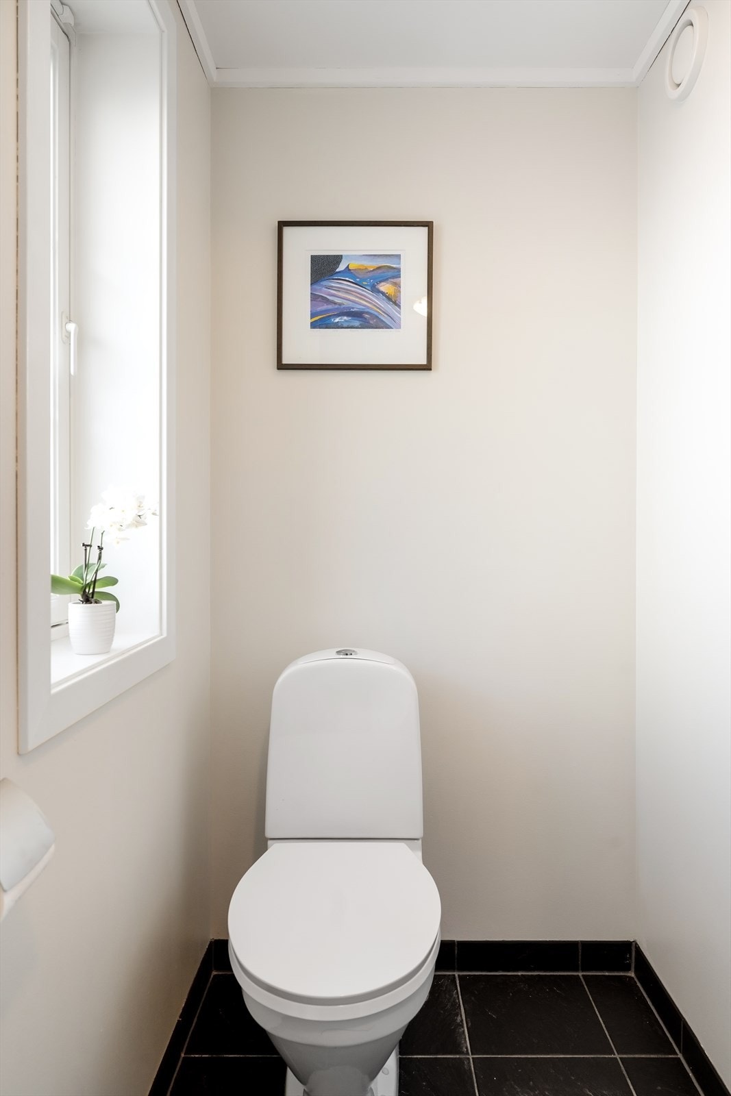Toalettrom i tilknytning til entrè. Galleribilde