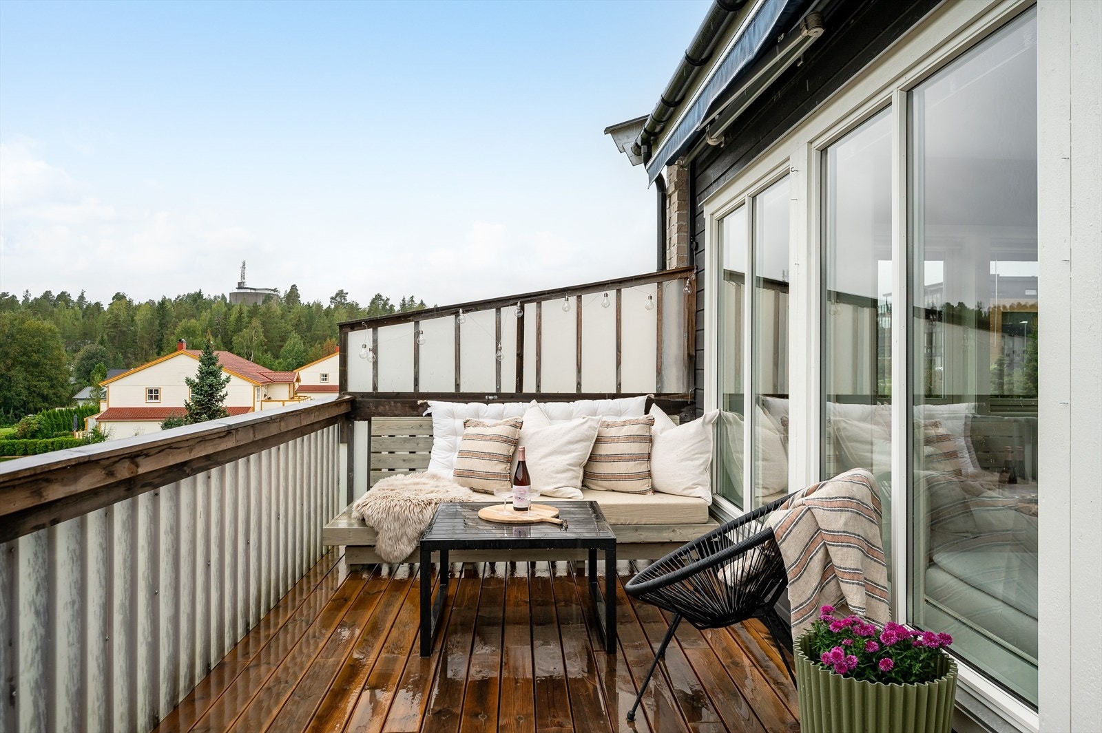 Balkongen har terrassebord fra 2022 på gulv, elektrisk markise, lys og strøm. Beliggenheten på toppen og mot sydvest sørger for gode solforhold. Galleribilde