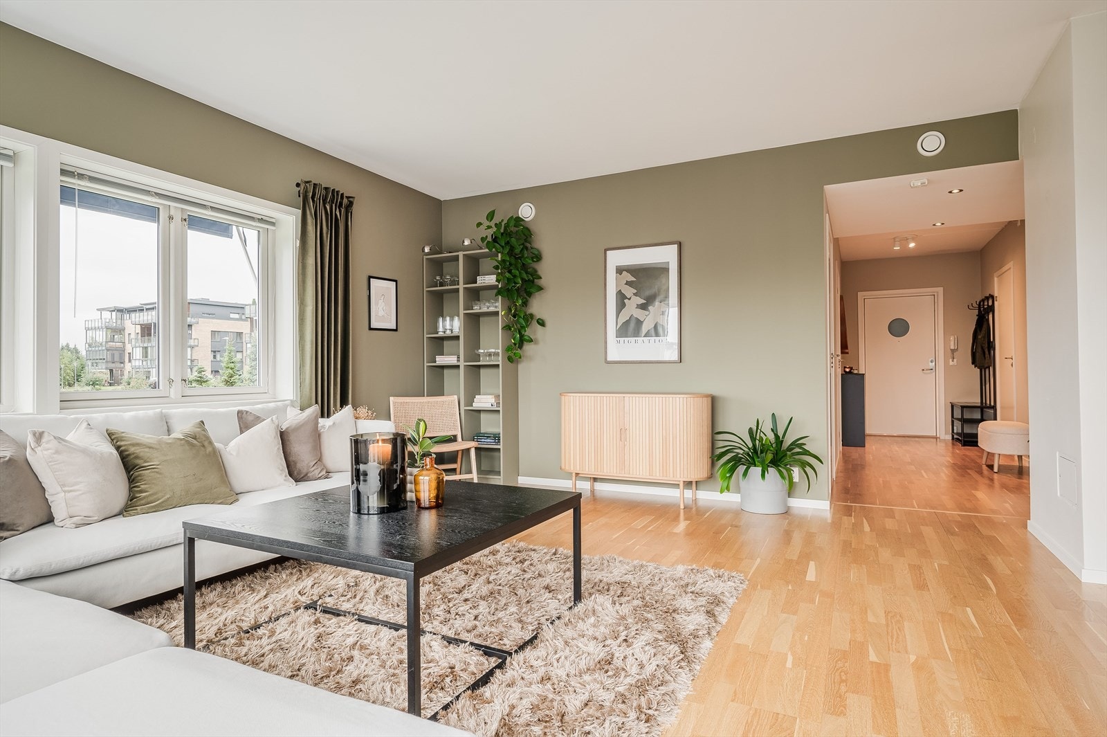 Stuen er romslig med god plass til en stor sofagruppe med salongbord, mediemøblement og tv. Grunnpakke kabel-TV/bredbånd er inkludert i felleskostnadene. Galleribilde