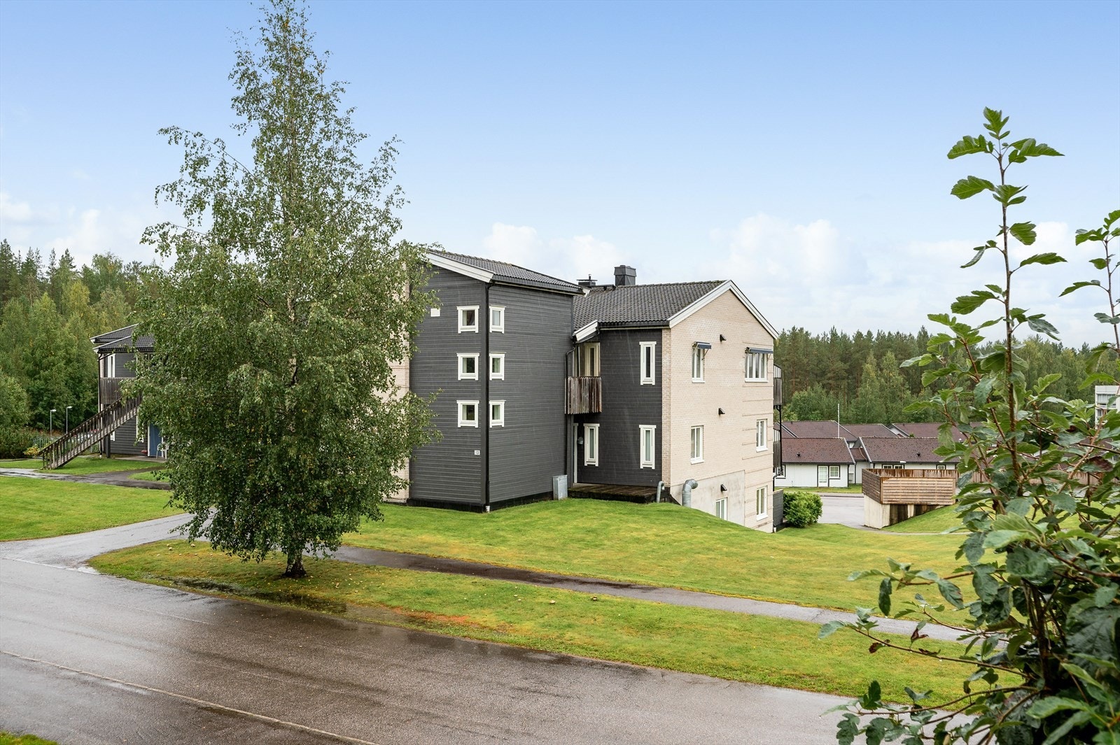 Leiligheten ligger i et attraktivt og etablert boligområde i Øverleiret med kort veg til alle daglige gjøremål. Her bor du med fine friluftsområder rett utenfor, og samtidig kun er en kort spasertur ned til sentrum med alle byfasiliteter. Galleribilde