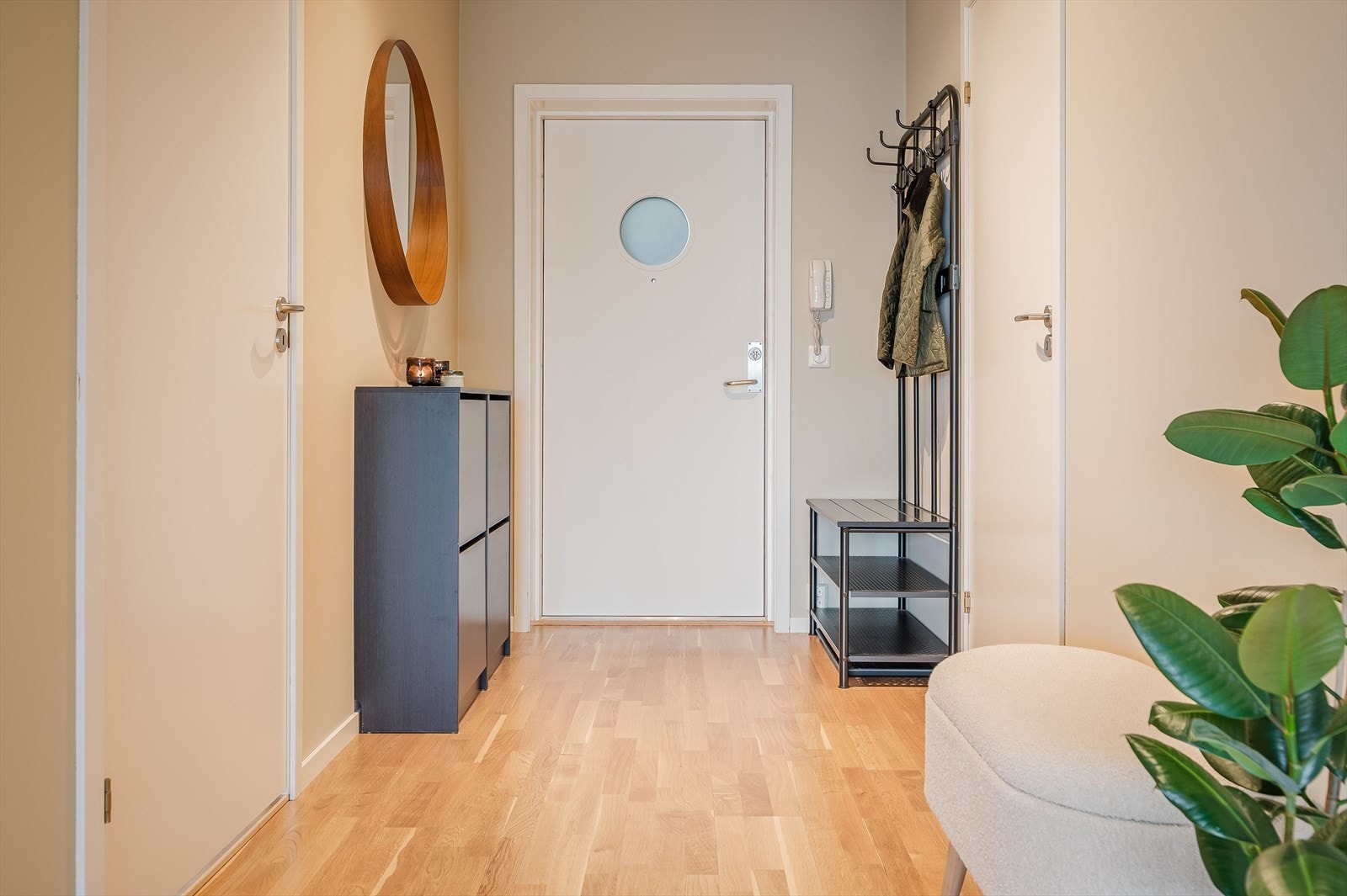 Når du entrer leiligheten kommer du inn i en lys og innbydende entré med plass til oppheng av yttertøy og sko i medfølgende skoskap. Galleribilde