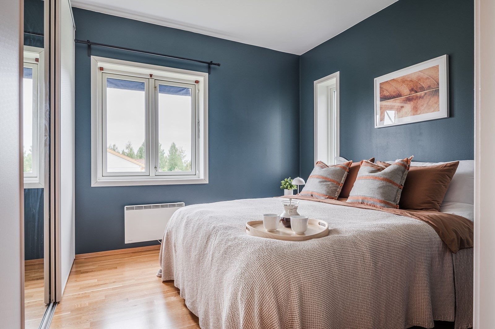 Leiligheten har et lyst og innbydende hovedsoverom med vinduer mot to ulike himmelretninger. På soverommet har du ?rikelig med oppbevaringsplass i stor skyvedørsgarderobe. Galleribilde