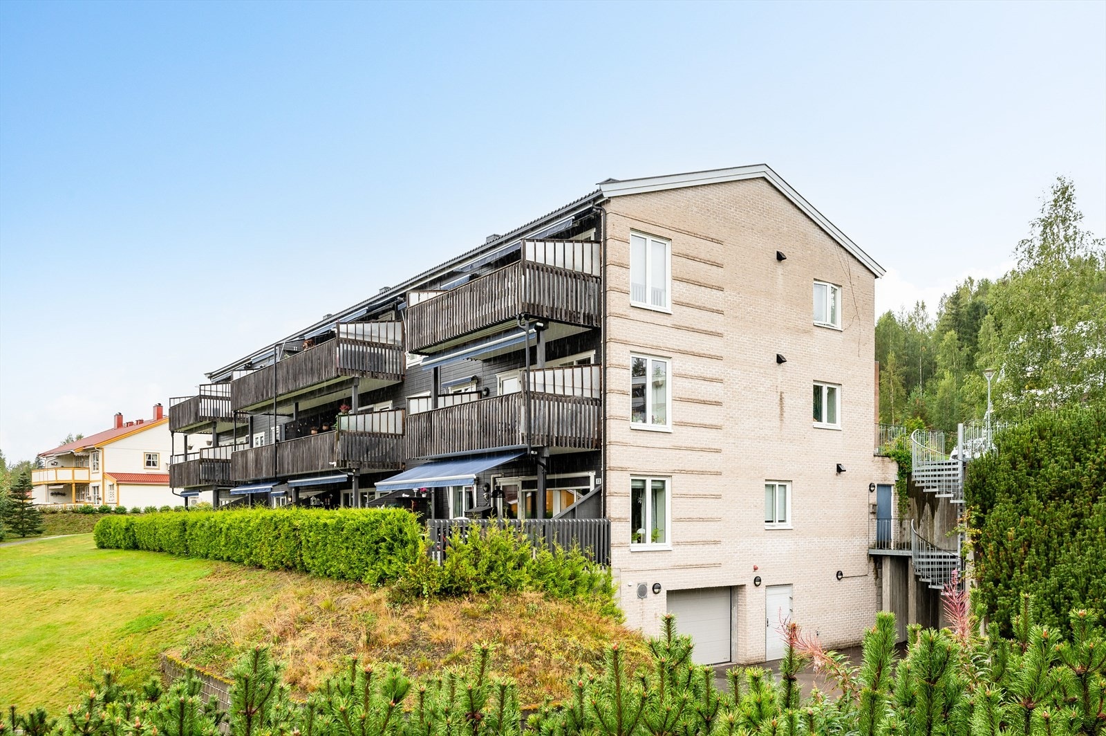 I tillegg disponerer leiligheten en kjellerbod på 5m², samt en parkeringsplass i felles garasjeanlegg i kjelleren. Heis i bygget. Galleribilde