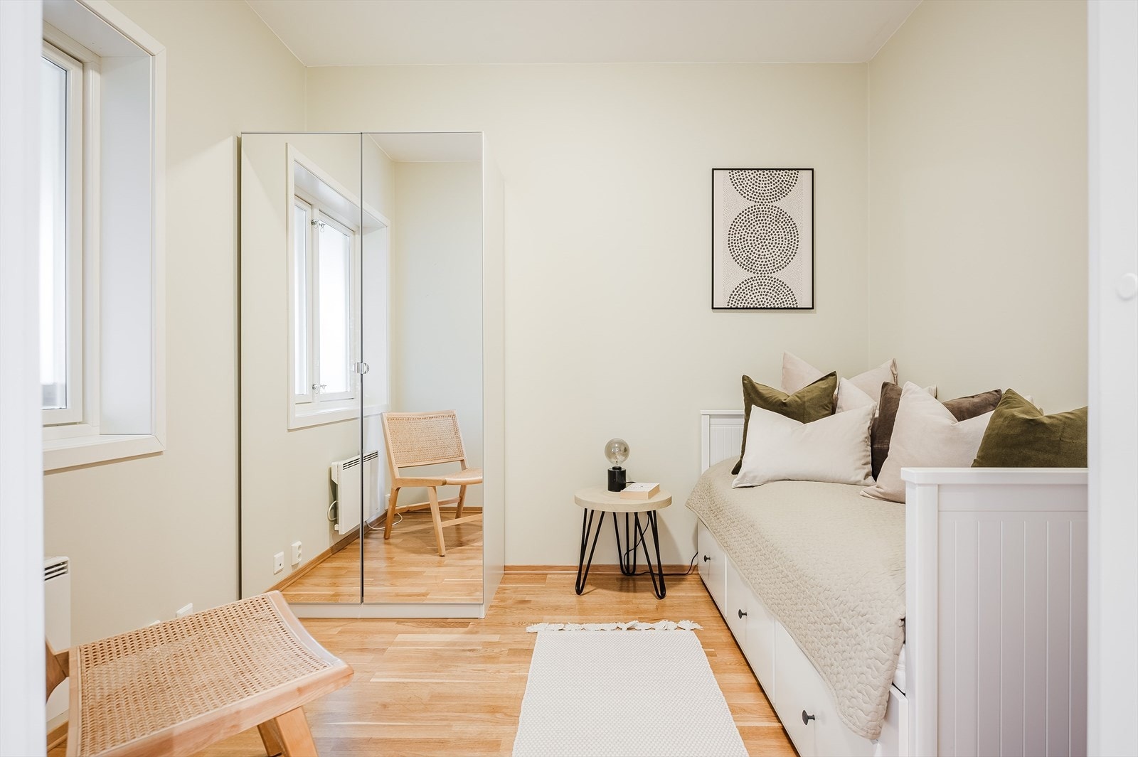 Det andre soverommet er et lyst og fint rom som passer perfekt som barnerom, gjesterom eller kontor. På soverommet har du plass til seng, kontorpult og oppbevaringsplass i garderobeskap med speildører. Galleribilde