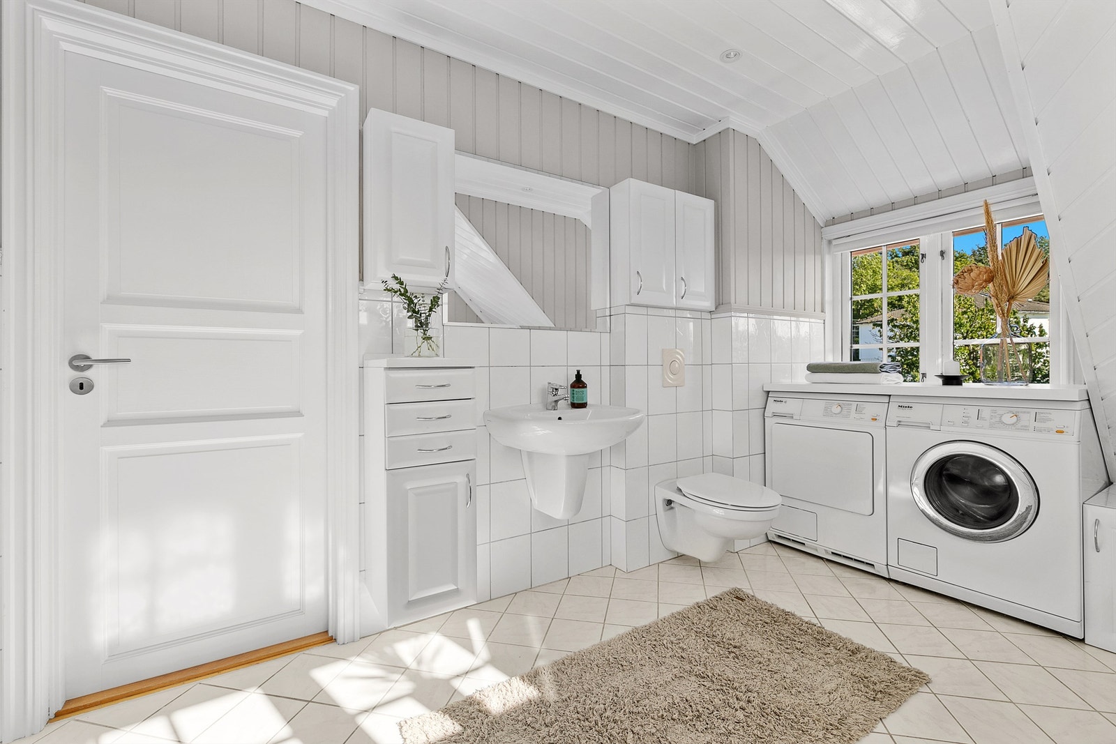 Meget godt innredet med plass til vaskemaskin og tørketrommel Galleribilde