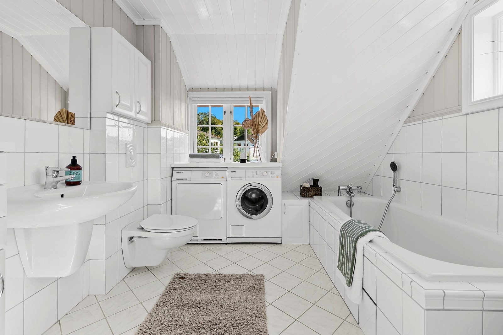 Flislagt bad med varme i gulvet Galleribilde