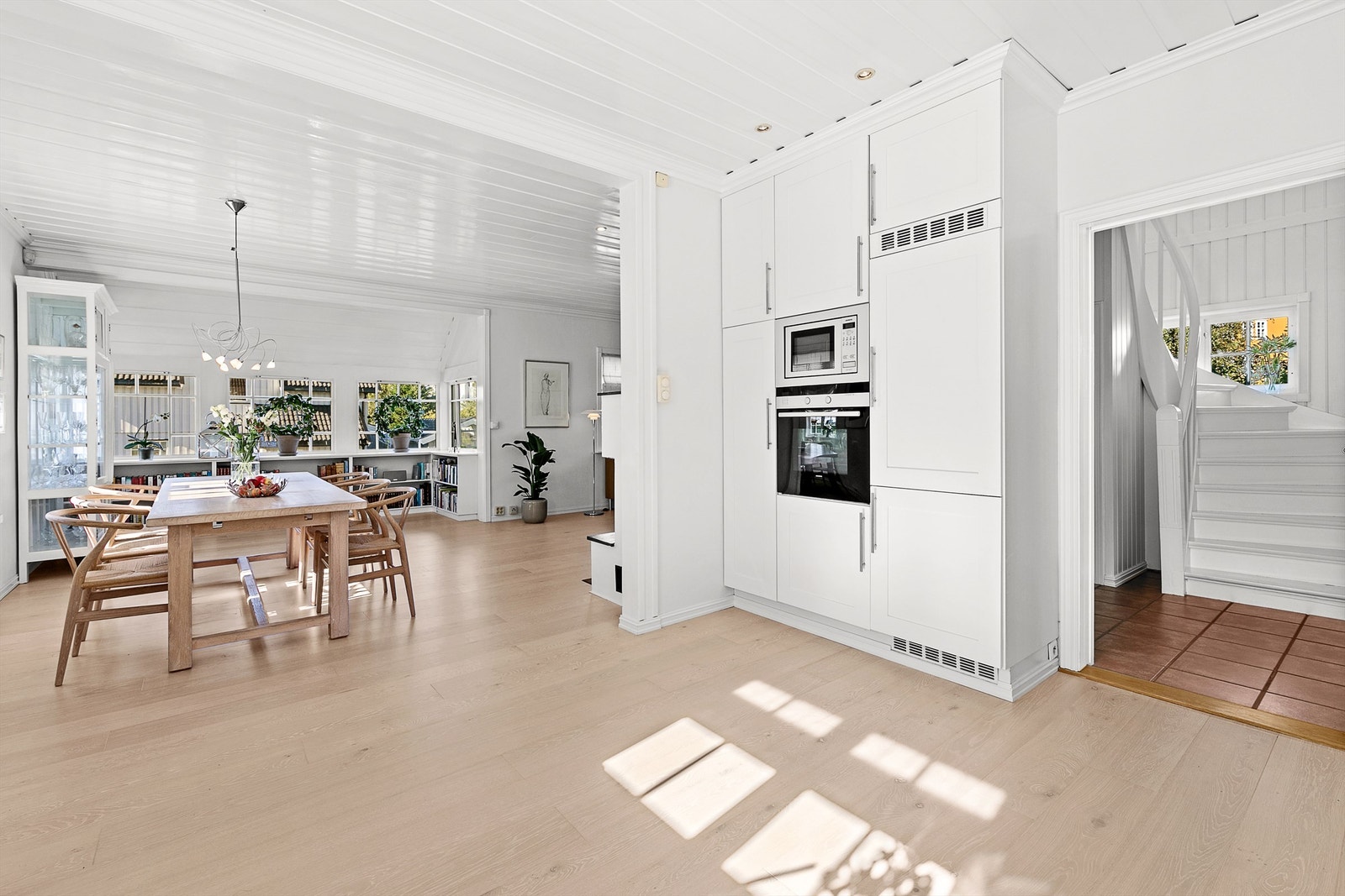 Fra kjøkkenet mot spisestuen Galleribilde