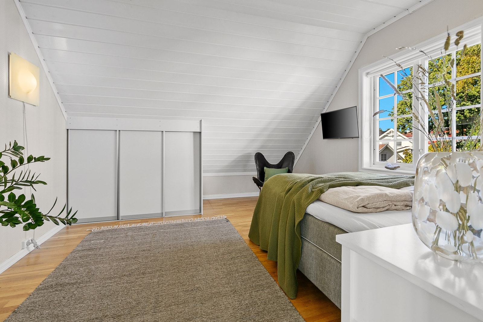 God plass til lagringsplass også på dette soverommet Galleribilde