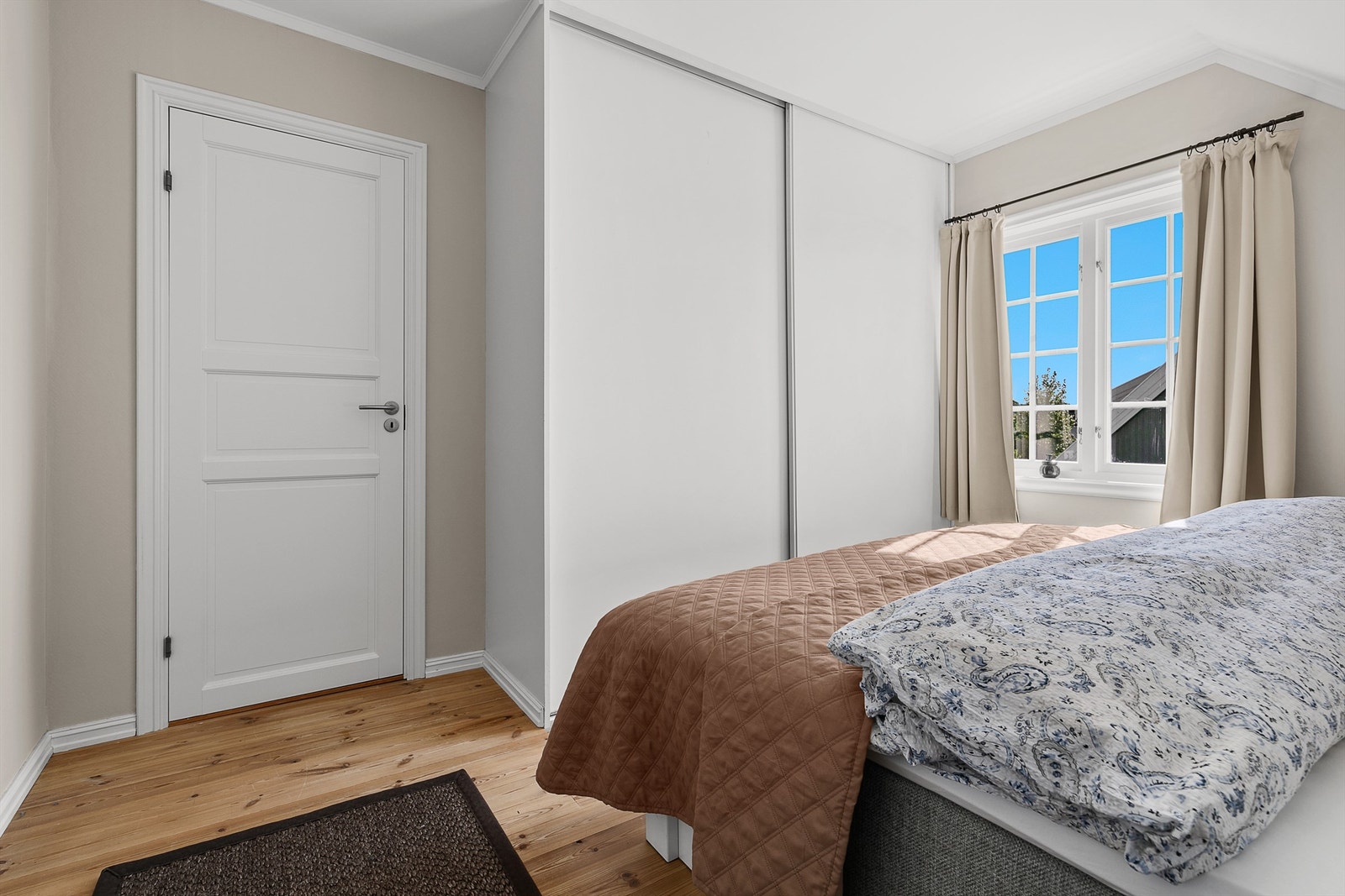 Godt med lagringsplass i skyvedørsgarderoben Galleribilde