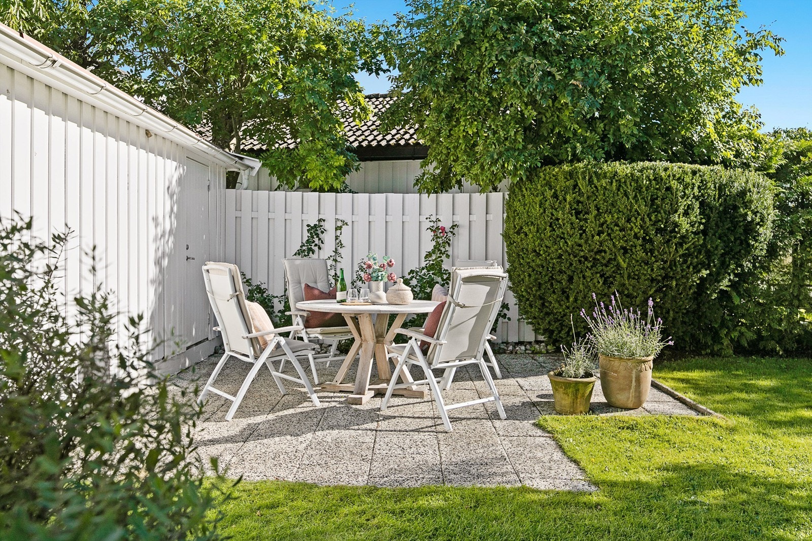 En av flere uteplasser på tomten Galleribilde