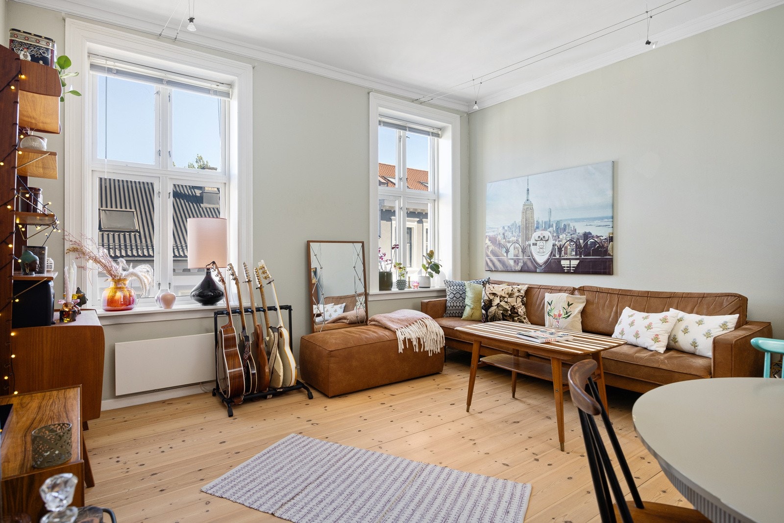 - God plass til sittegruppe, spisebord, bokhylle og reol - Galleribilde