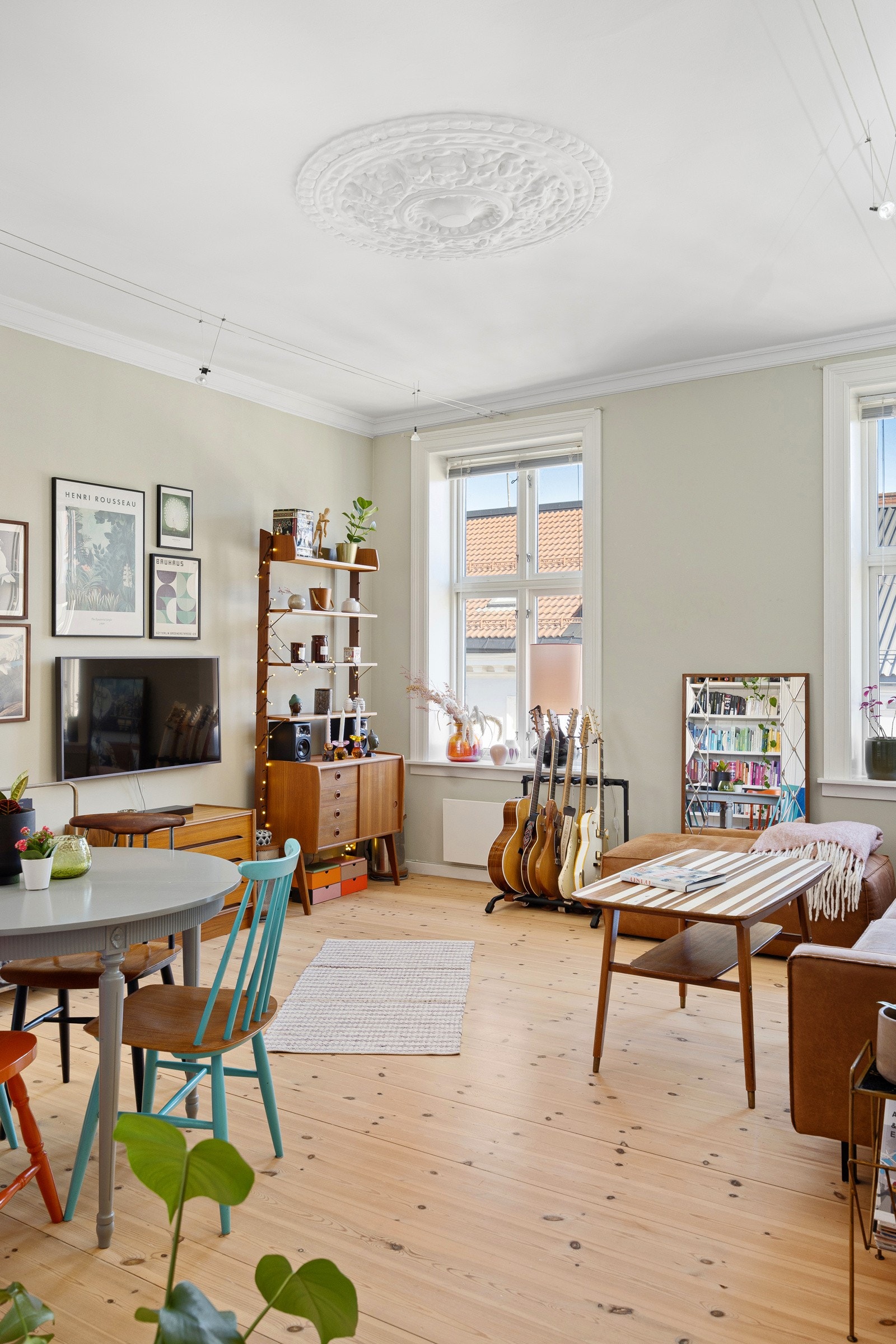 - Klassisk leilighet med god takhøyde, rosett, original panel og teglsteinvegg, tregulv og store vindusflater med dype karmer - Galleribilde