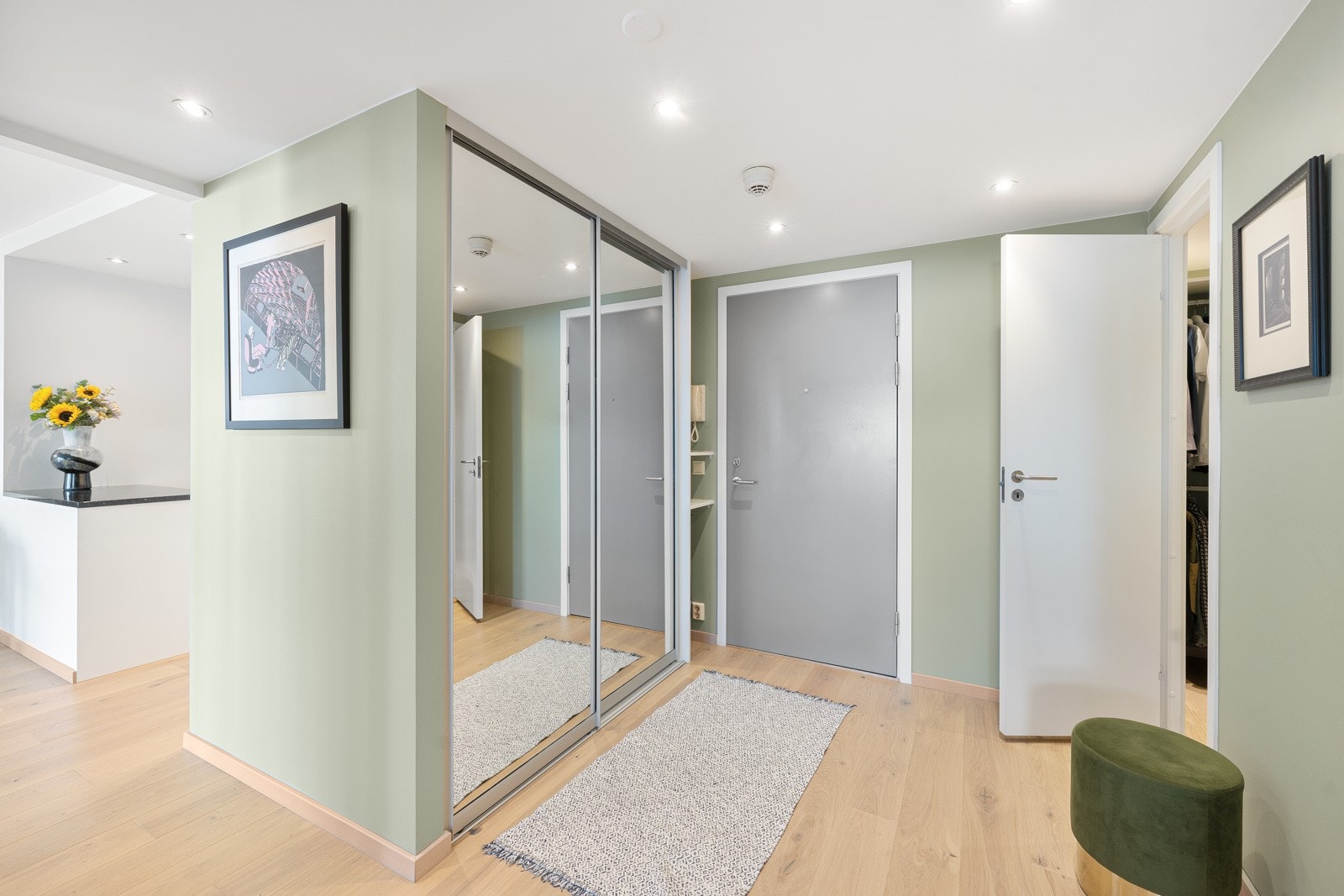 Velkommen inn! Det første du vil møte i denne flotte leiligheten er en romslig, innbydende entré. Stor skyvedørsgarderobe byr på god oppbevaringsplass. Galleribilde