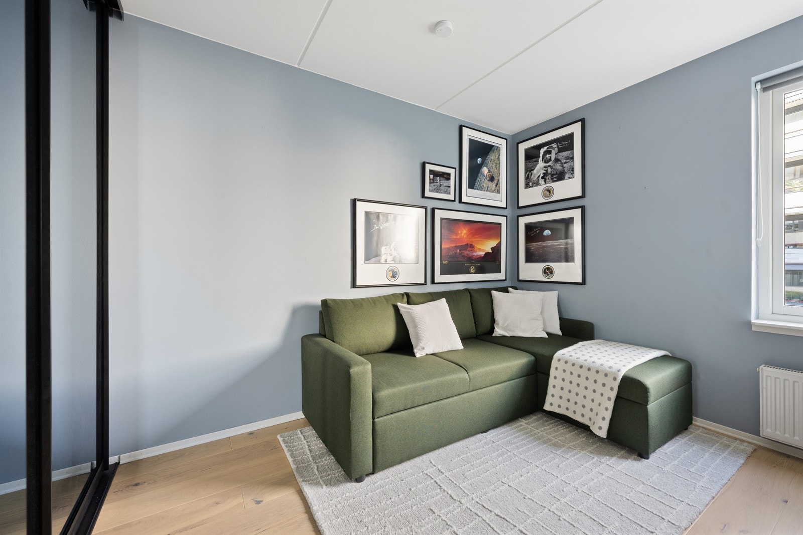 Rommet er utstyrt med en skyvedørsgarderobe av god størrelse. Galleribilde