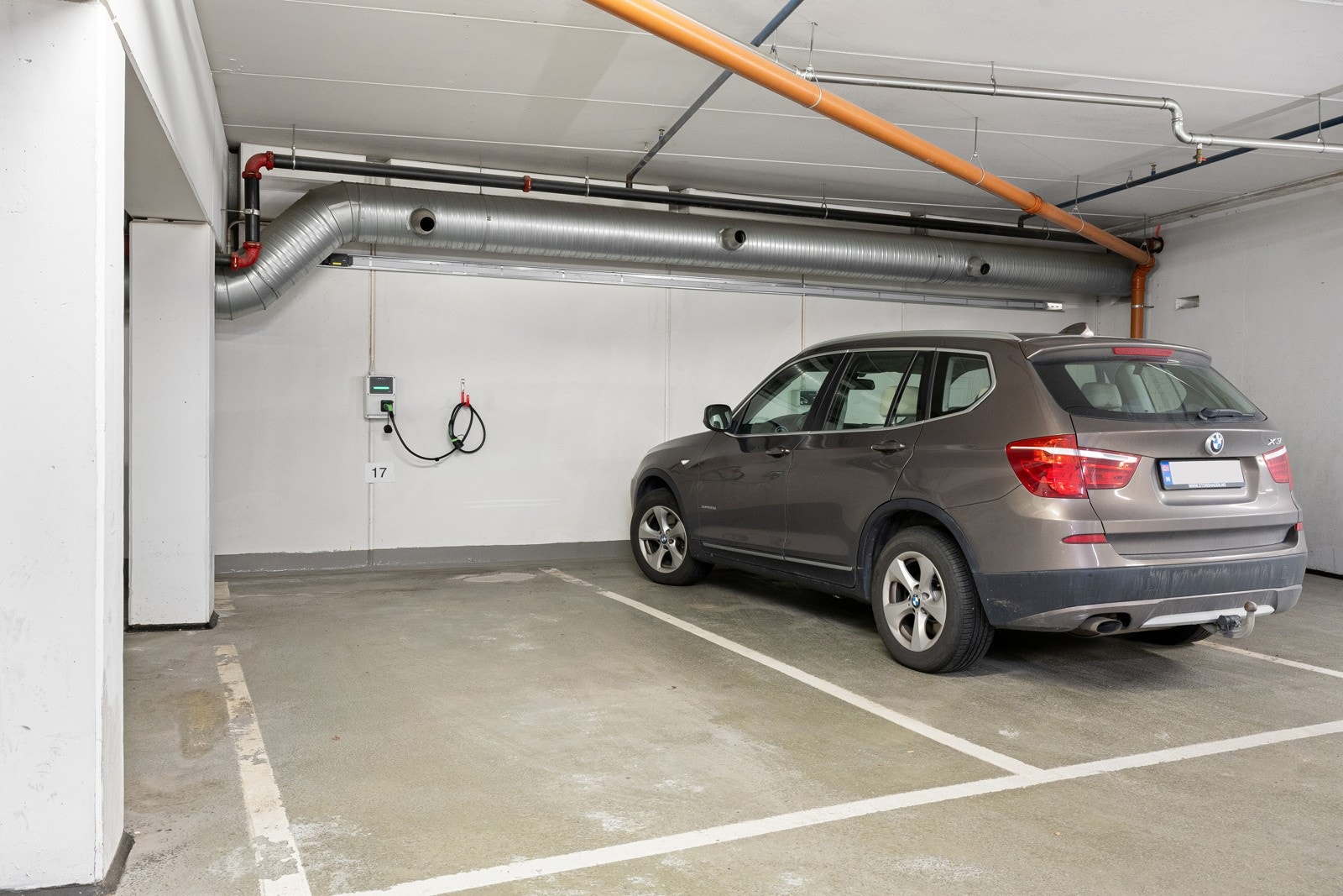 Leiligheten disponerer en parkeringsplass i Sjølyststranda Garasjesameie med elbil-lader. Galleribilde