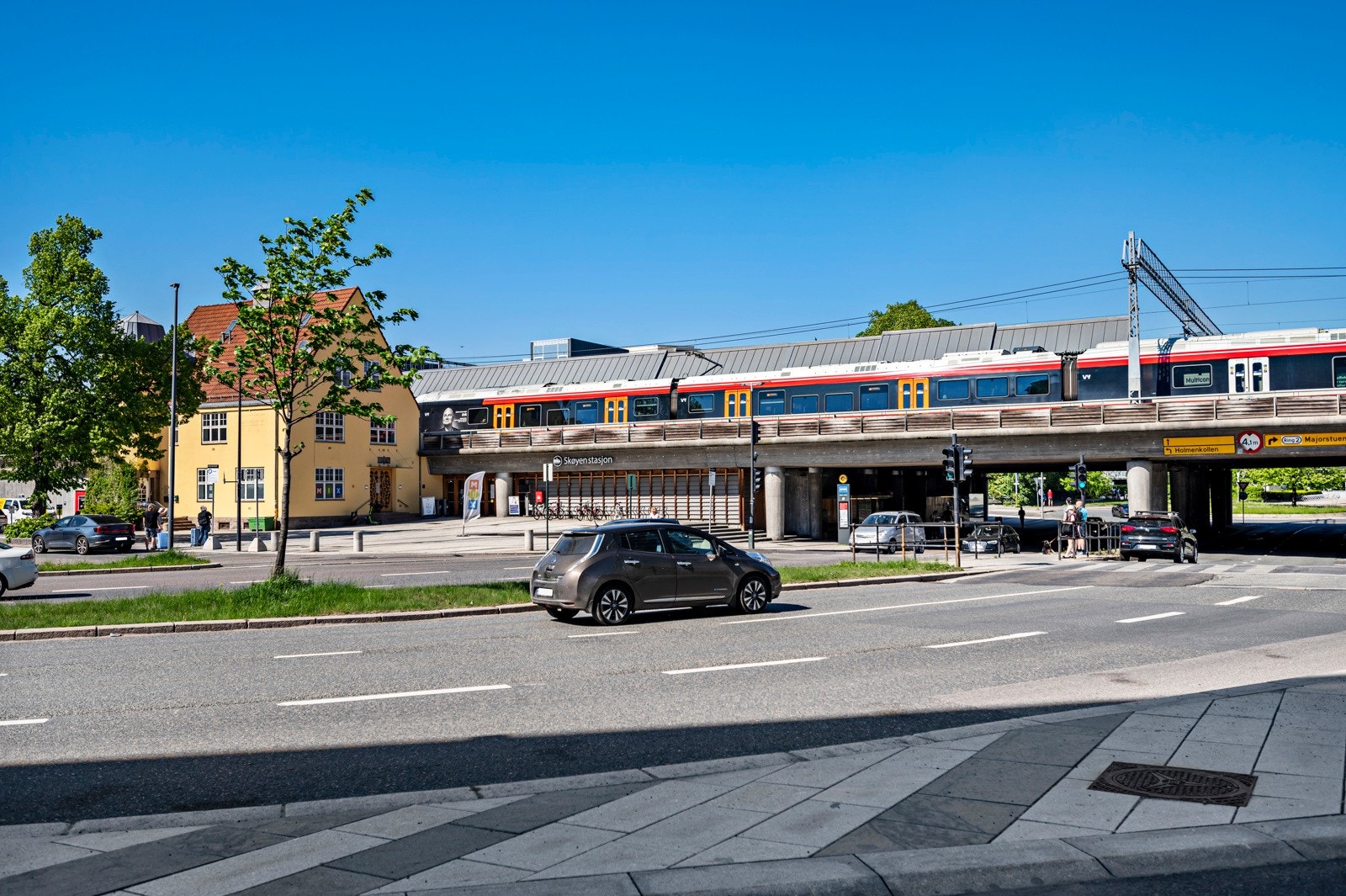 Nærområdet byr på et bredt kollektivtilbud. Fra Skøyen stasjon kan du benytte deg av både buss, tog og flytoget. Galleribilde