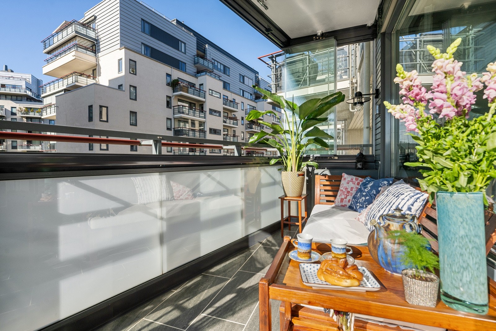 Det er god plass til utendørs møblement og grill. Her kan hyggelige stunder sammen med venner og familie enkelt tilbringes. Galleribilde