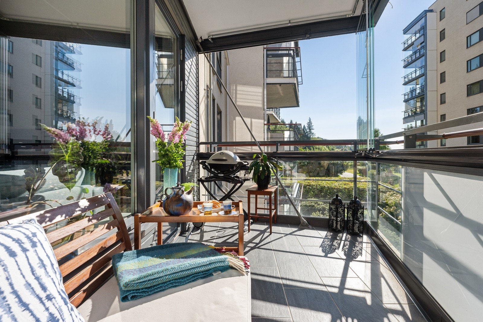 Her kan du nyte herlig utsyn, de rolige omgivelsene nærområdet har å by på og herlig sol på sommerstid ved hjelp av den ypperlige internbeliggenheten. Galleribilde