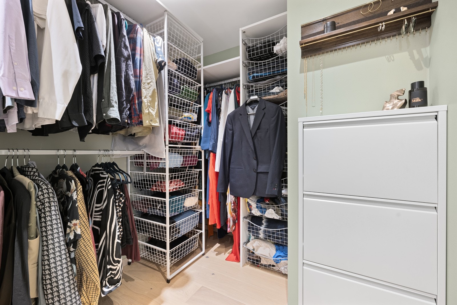 Leilighetens walk-in closet er av god størrelse innredet med flott garderobeløsning. Galleribilde