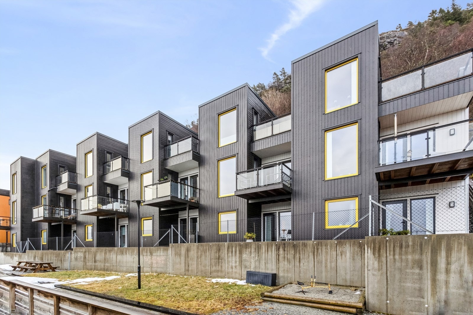 Flott rekkehus med praktfull utsikt og gode solforhold. Særdeles sentral beliggenhet. Galleribilde