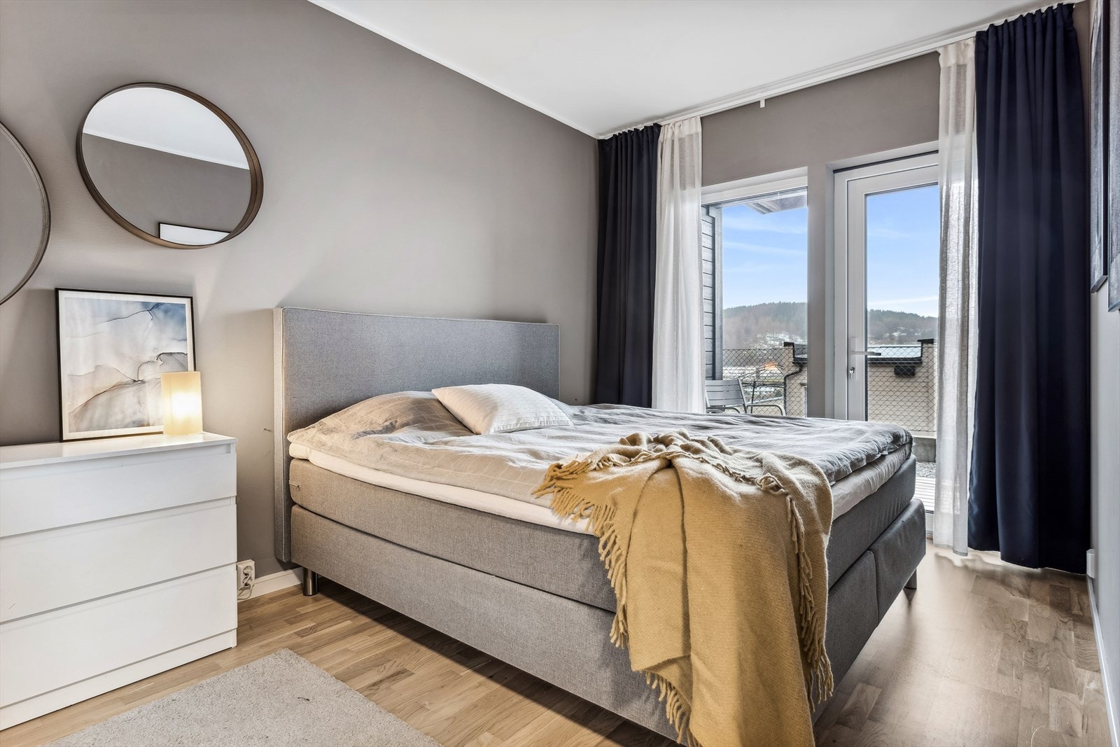 Underetasjen innehar to soverom på henholdsvis 14,4 m² og 13,8 m². Dette rommet har direkte utgang til terrasse på 5 m² Galleribilde