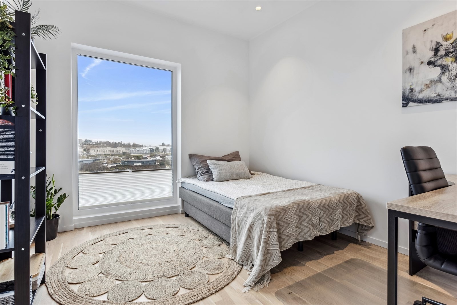 Stort rom på 10,1 m² med god plass til møblering. Den store vindusflaten lar deg nyte utsikten også direkte fra rommet. Galleribilde