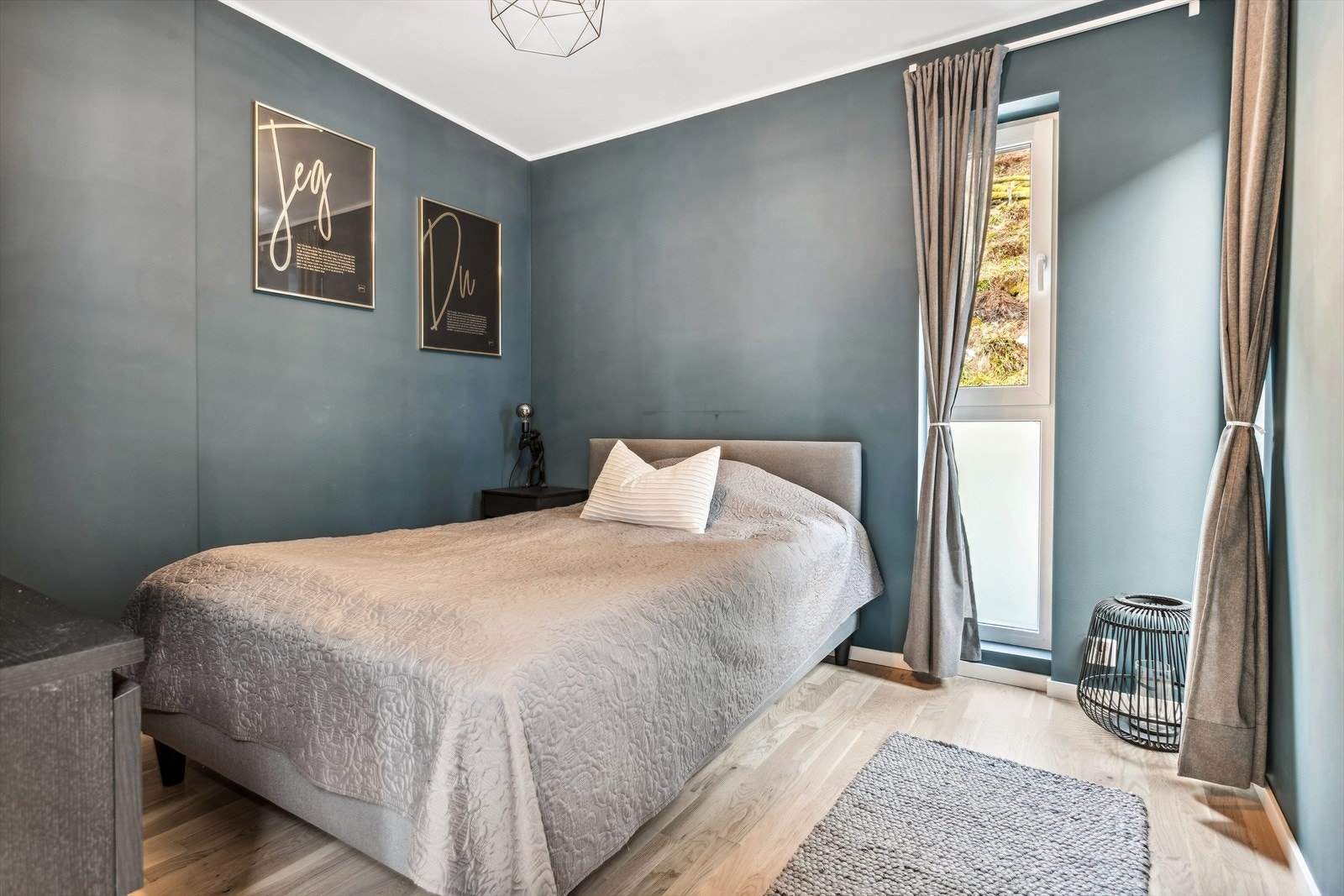 Soverom på 9,4 m² med god plass til møblering. Delikate fargevalg. Galleribilde