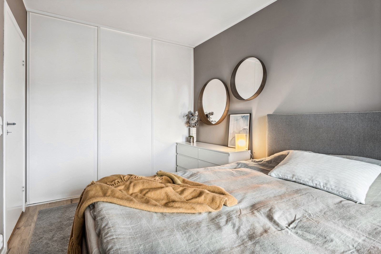 Her er også satt inn skyvedørsgarderobe med god oppbevaringsplass Galleribilde