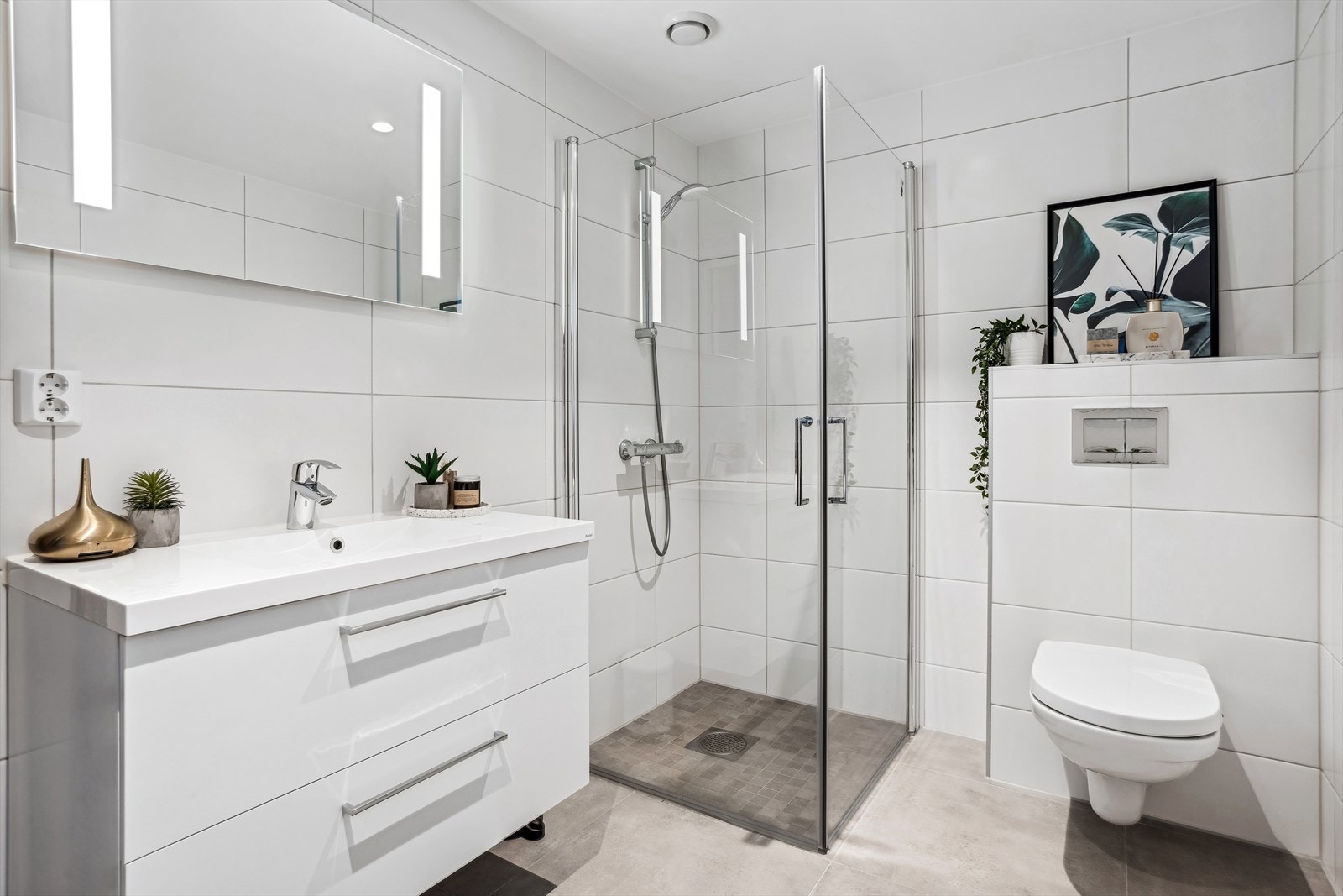Boligen innehar to bad. Badet i 1.etasje er i helfliset utførelse med varme i gulv. Galleribilde