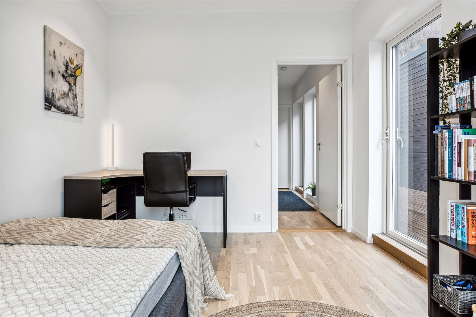 Her er også utgang til takterrassen fra dette rommet. Rommet er inntegnet som loftstue på opprinnelige byggetegninger. Galleribilde