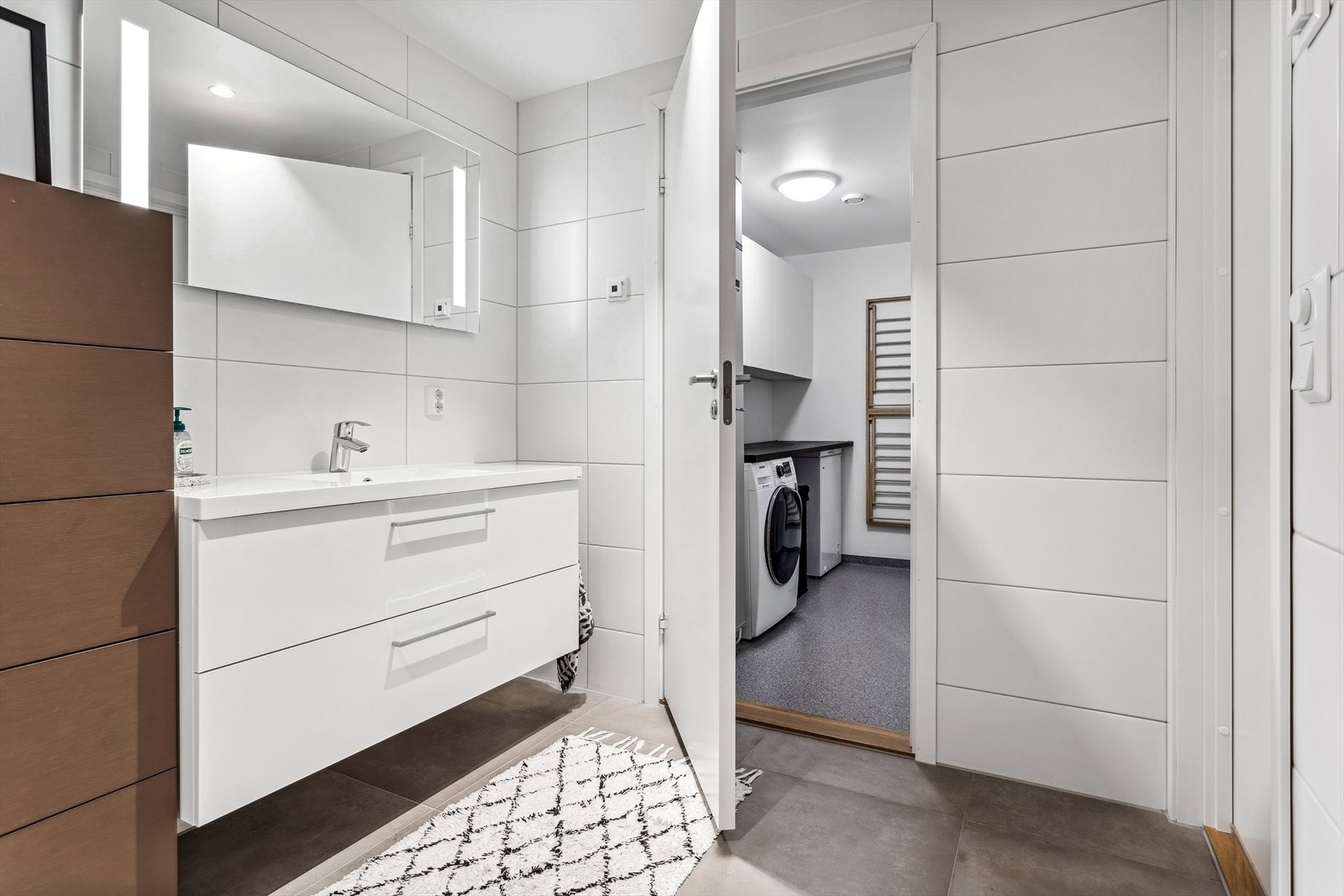 Badet er på 6,2 m² og har videre adkomst til separat vaskerom. Galleribilde